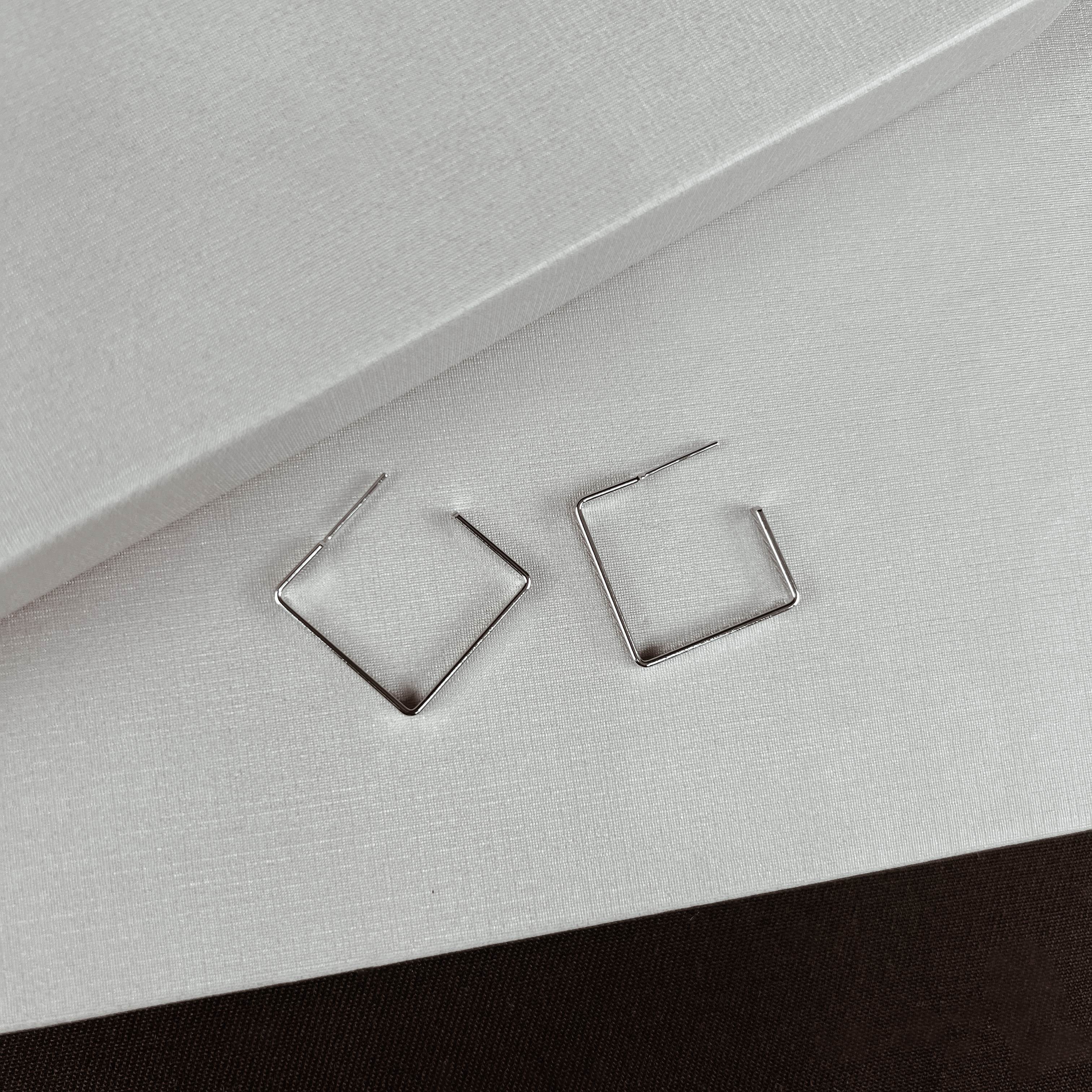 Argola quadrada fio achatado 23mm tarraxa