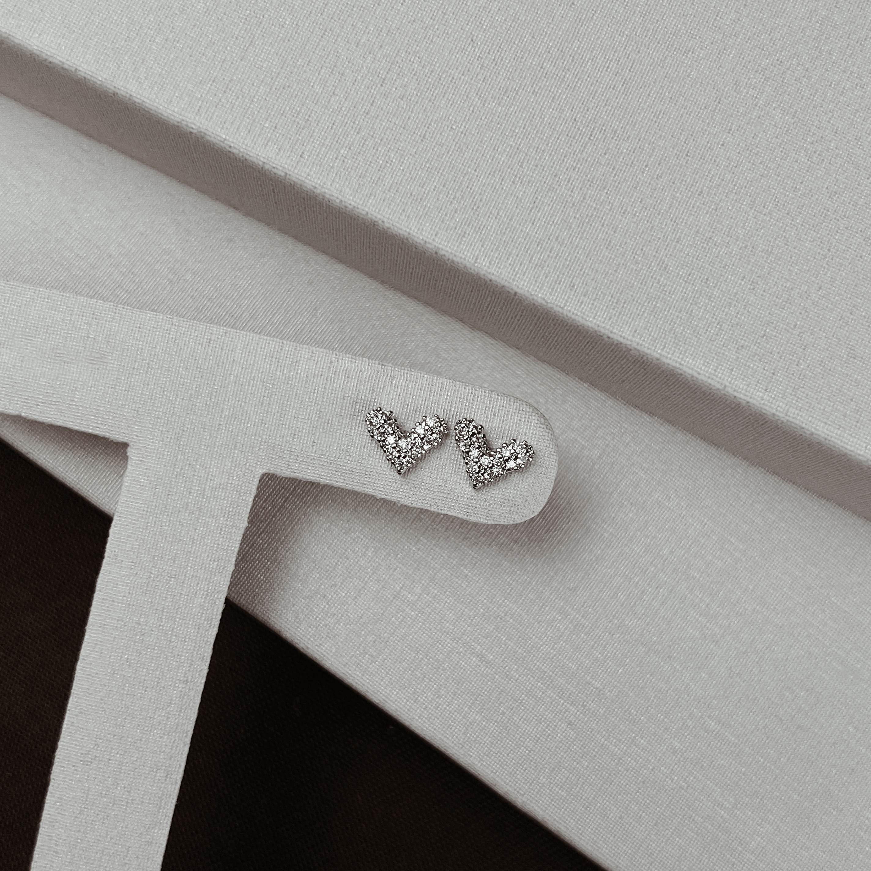 Brinco coração cravejado 7mm