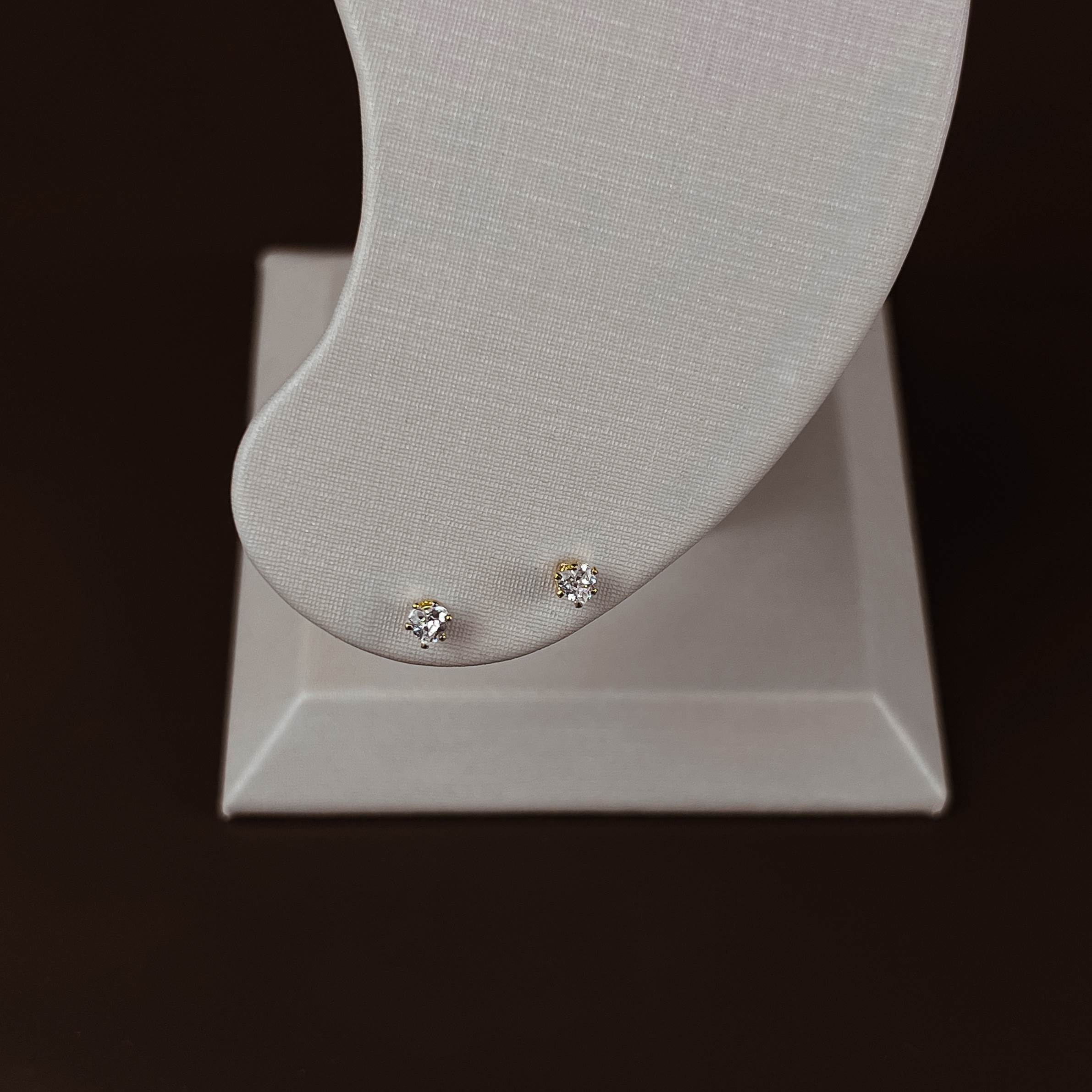 Brinco zircônia coração caixa alta 4mm