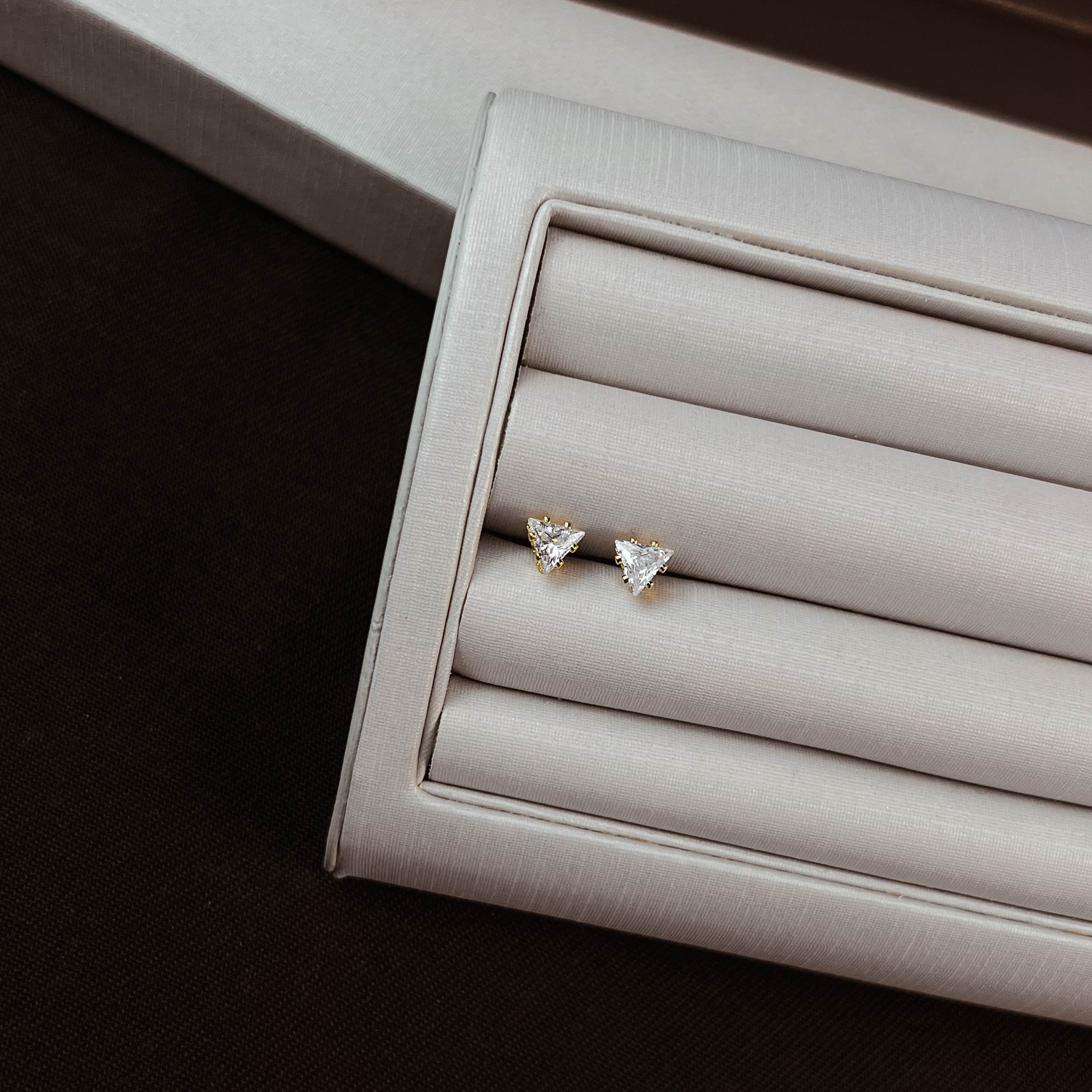 Brinco zircônia triângulo cristal caixa alta 4mm