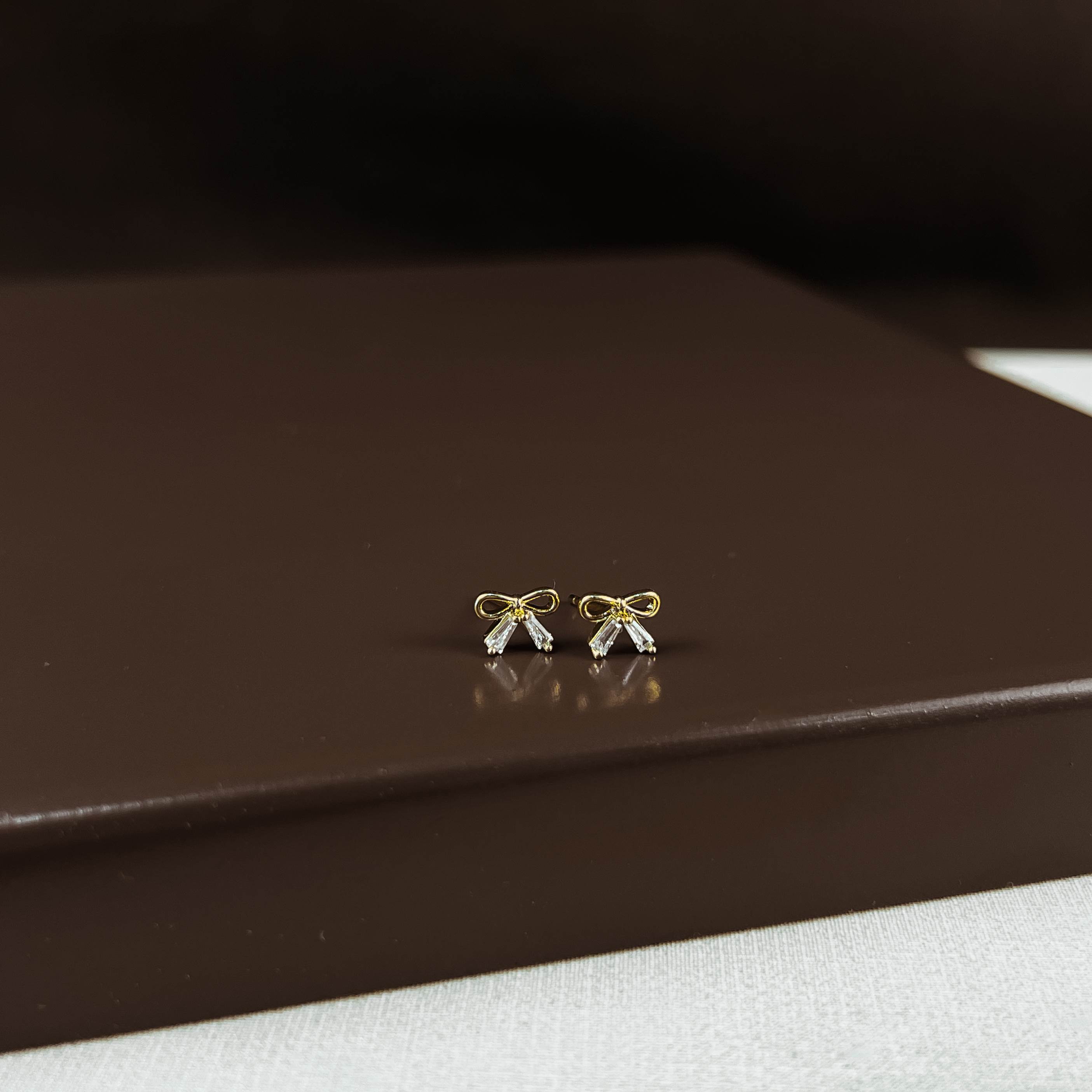 Brinco laço com zircônias 7mm