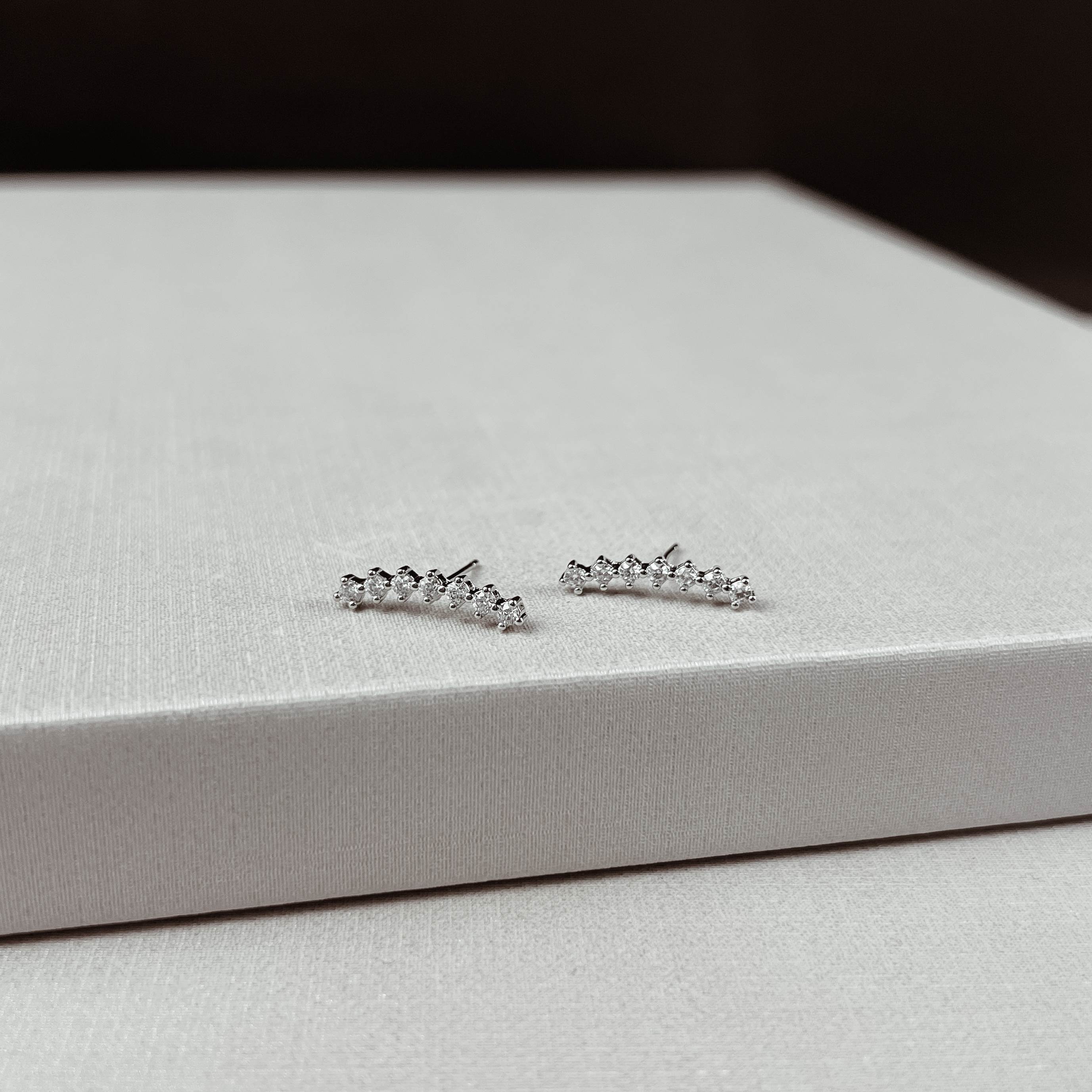 Brinco curva cravejada 18mm