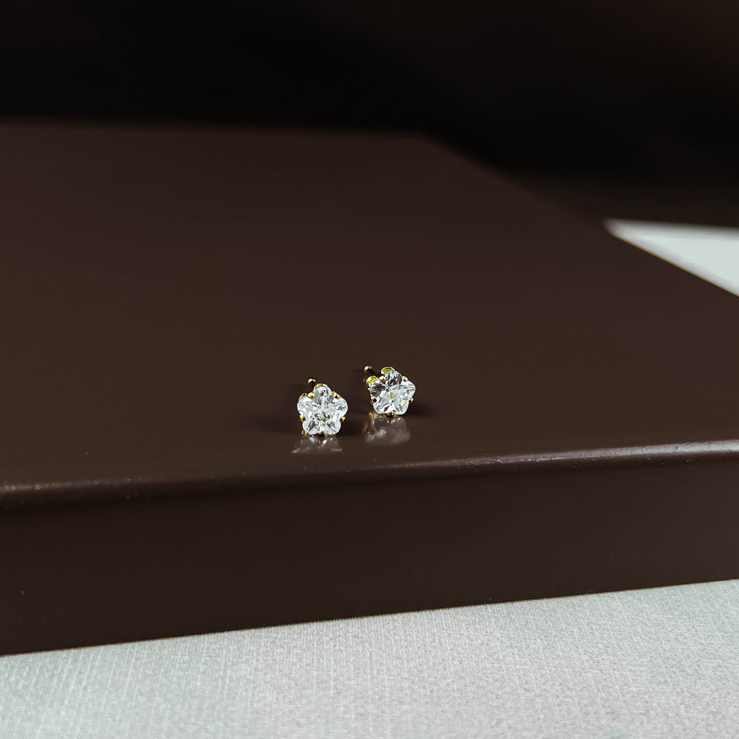 Brinco zircônia flor caixa alta 4mm