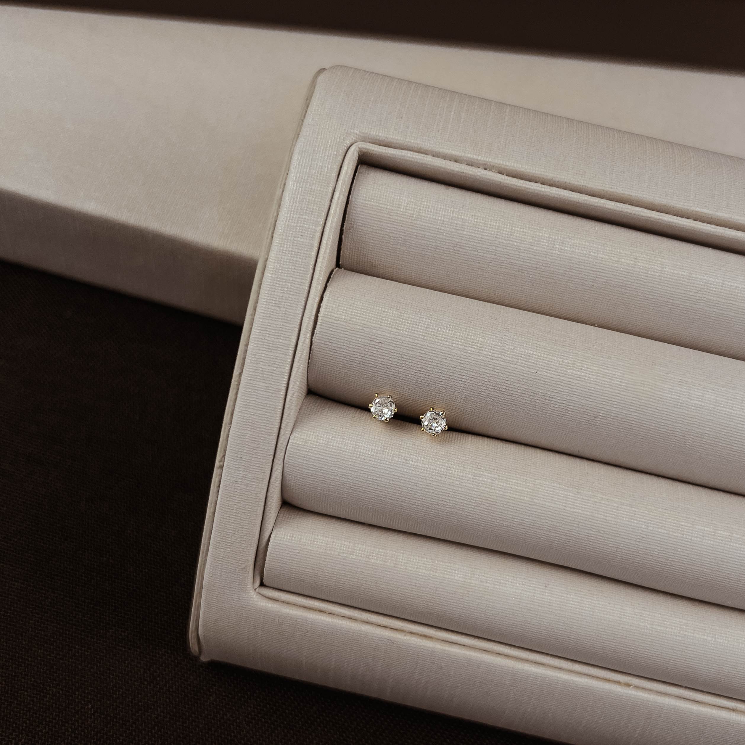 Brinco infantil zircônia redonda caixa alta 3mm tarraxa baby