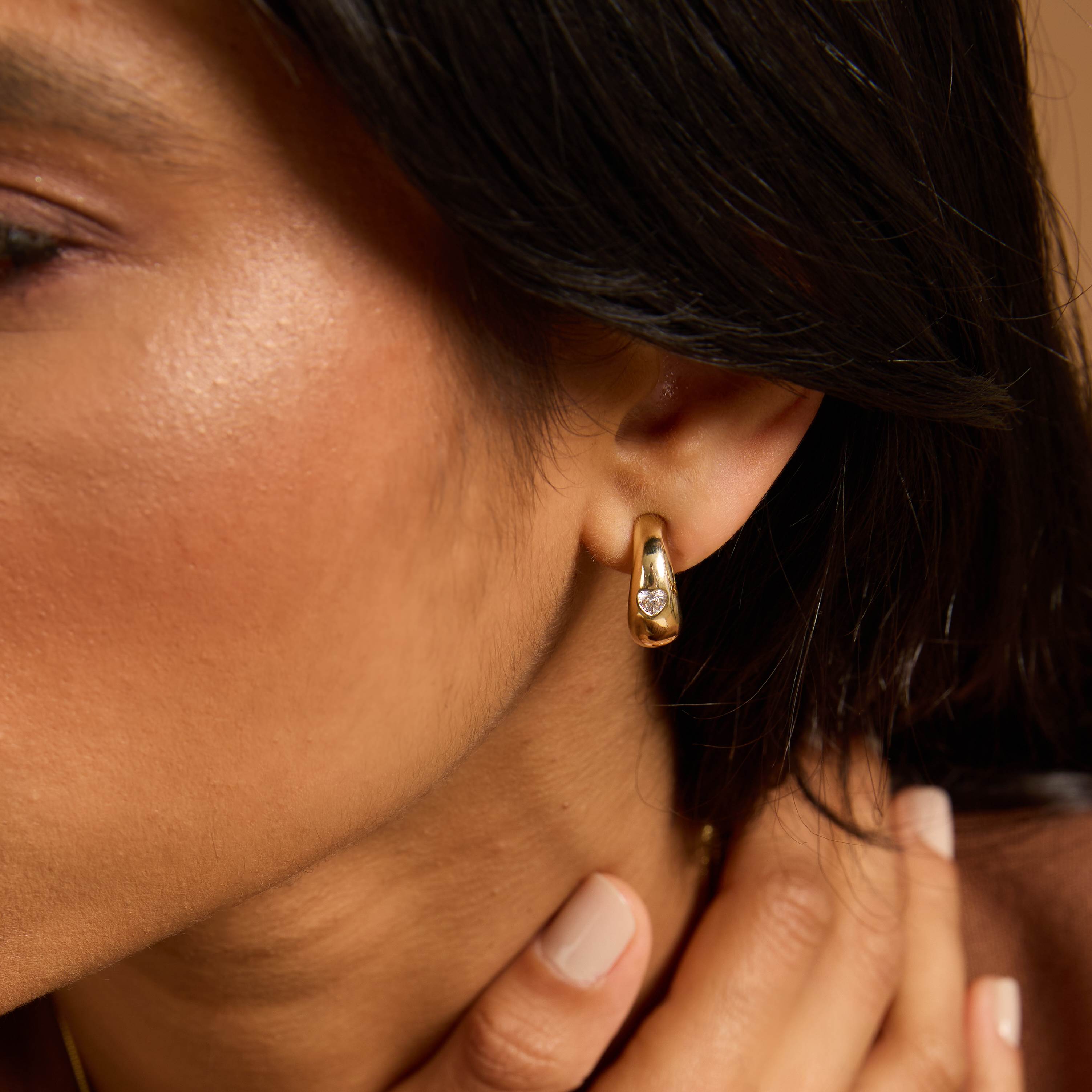 Argola larga detalhe zircônia coração 18mm tarraxa