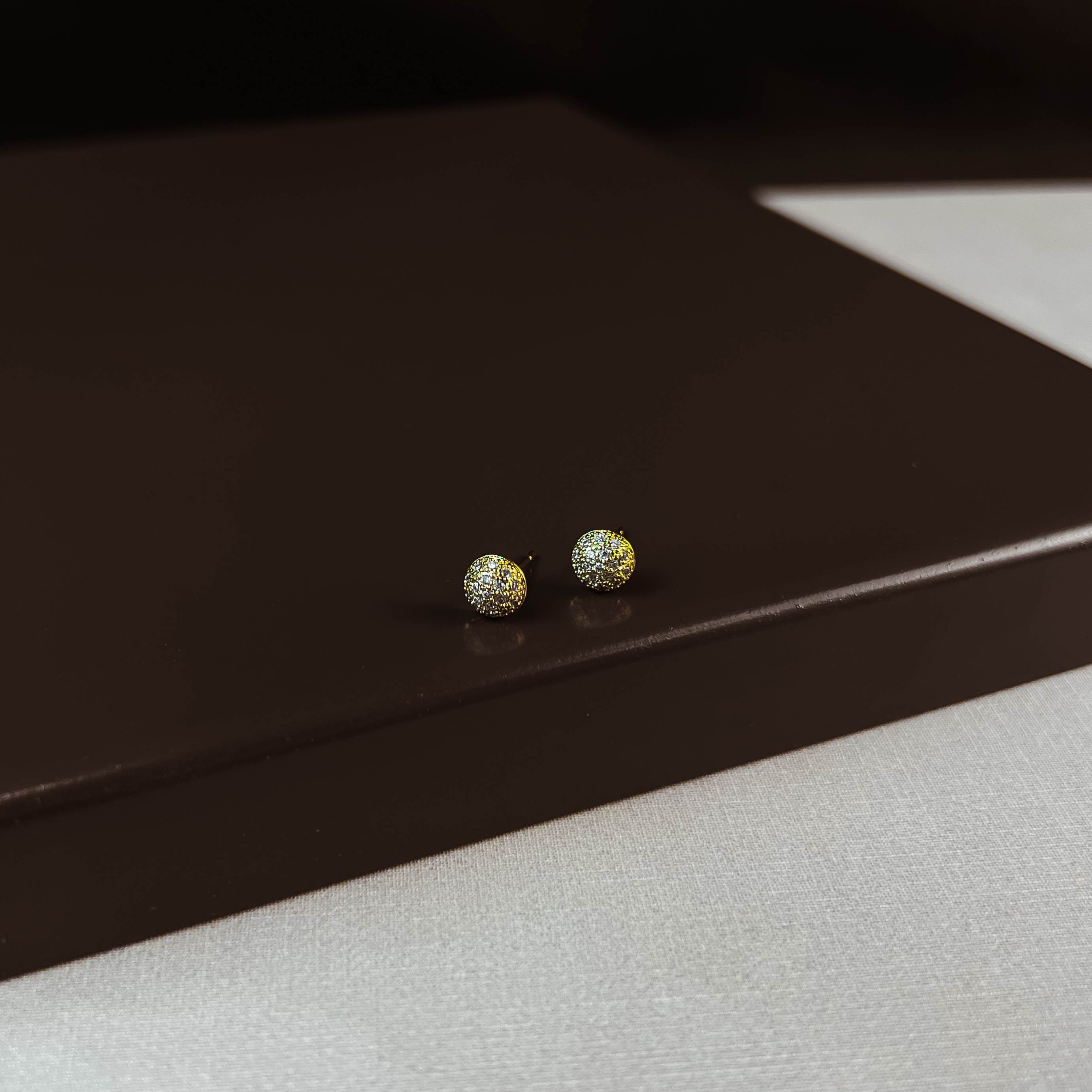 Brinco bola com zircônias 6mm