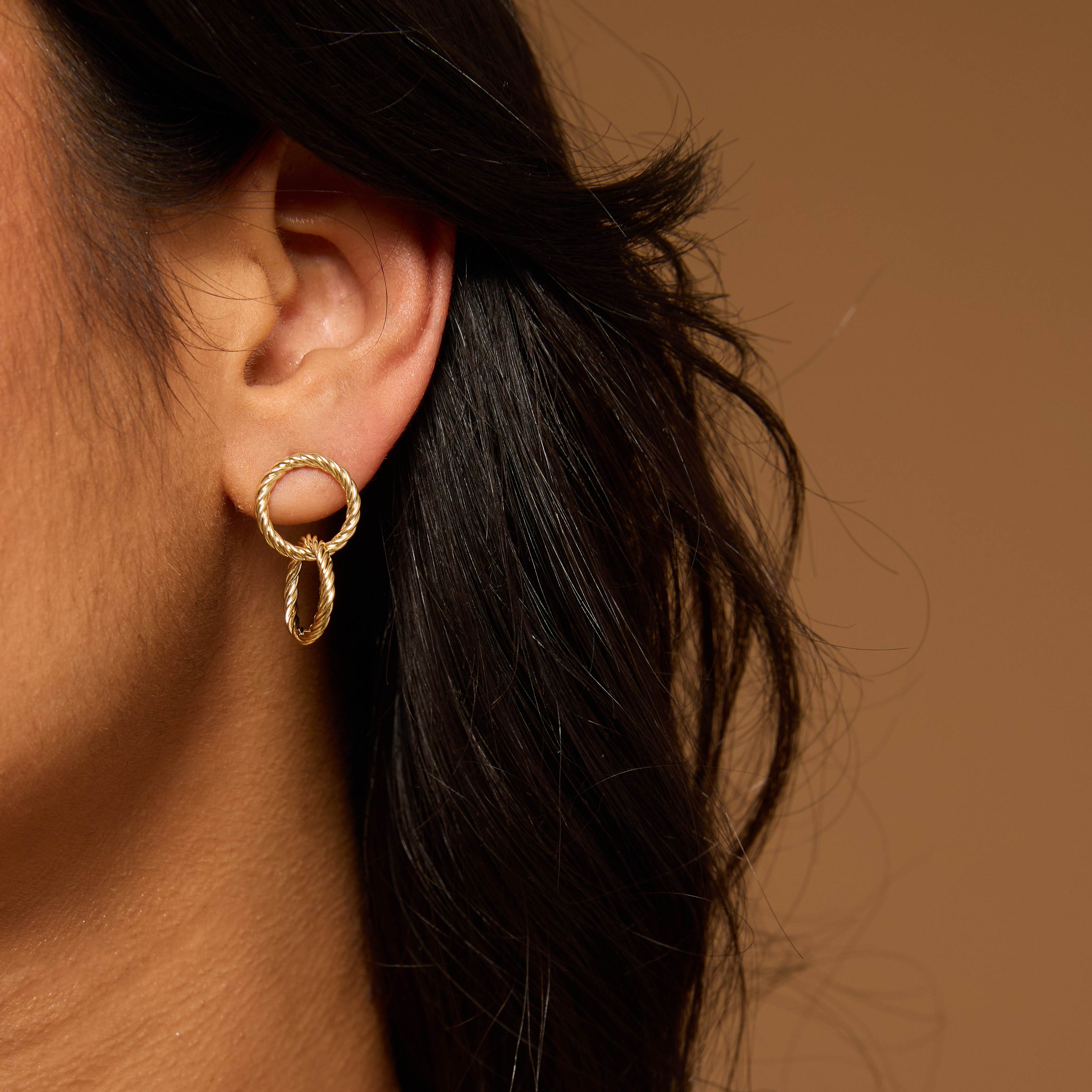 Brinco círculos vazados torcidos 24mm