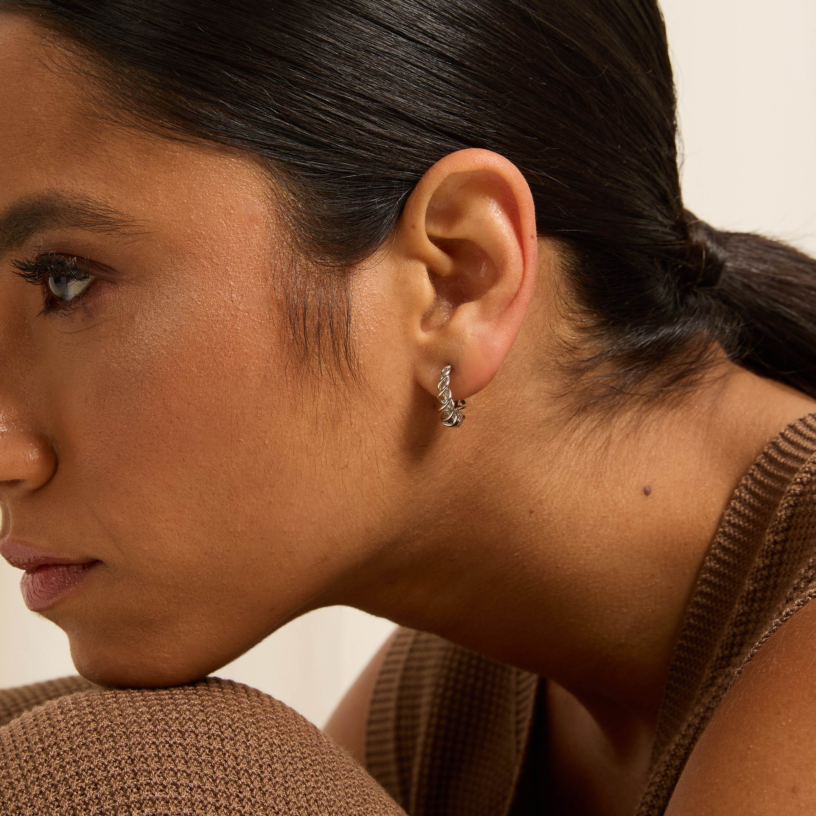 Argola click trançada vazada 14mm