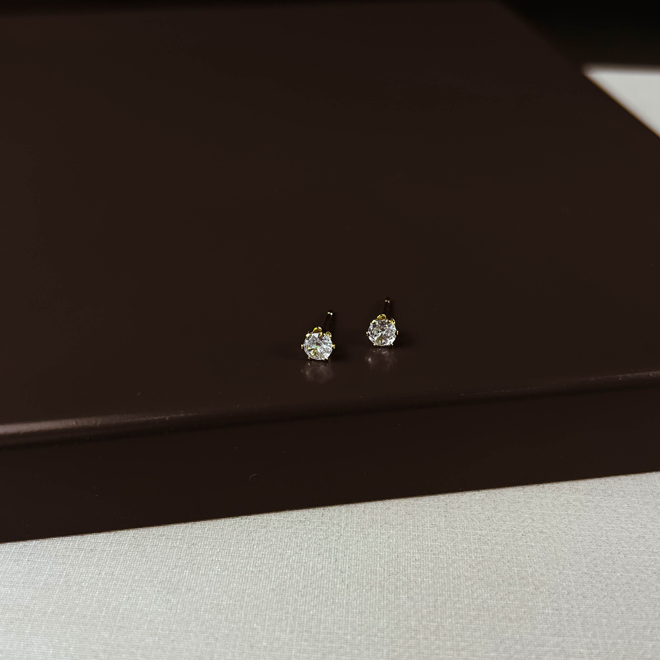 Brinco zircônia redonda cristal caixa alta 5mm