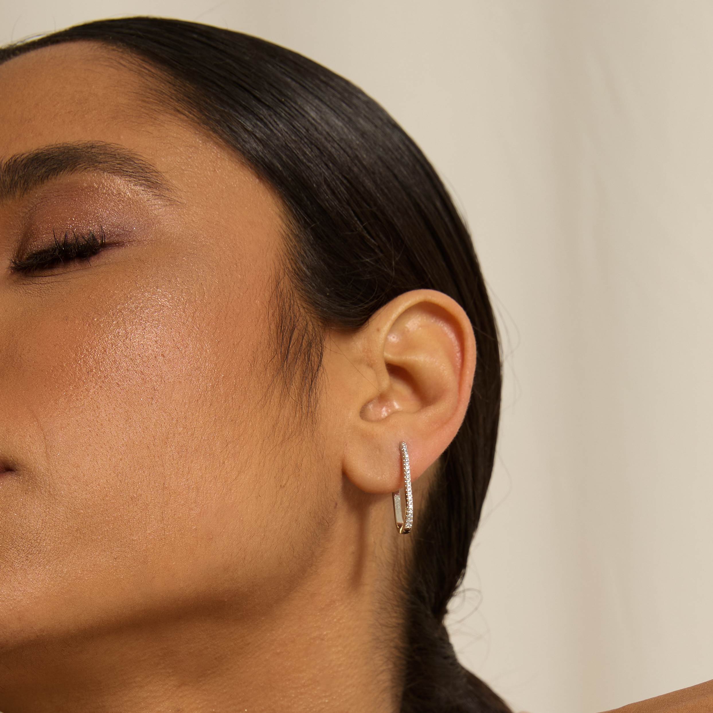 Argola click oval cravejada 23mm