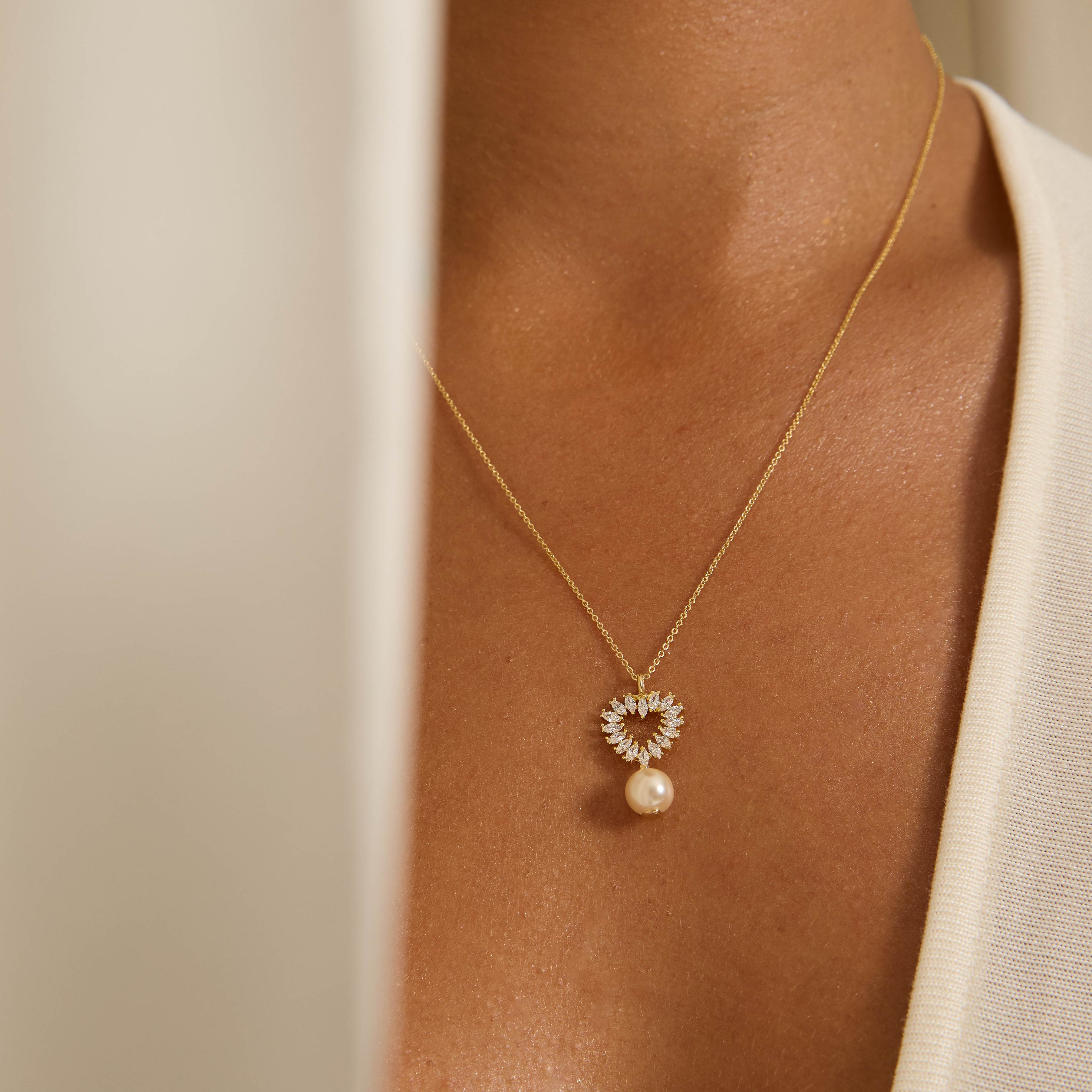 Colar pingente coração vazado cravejado e pérola 19mm 45cm com alongadora