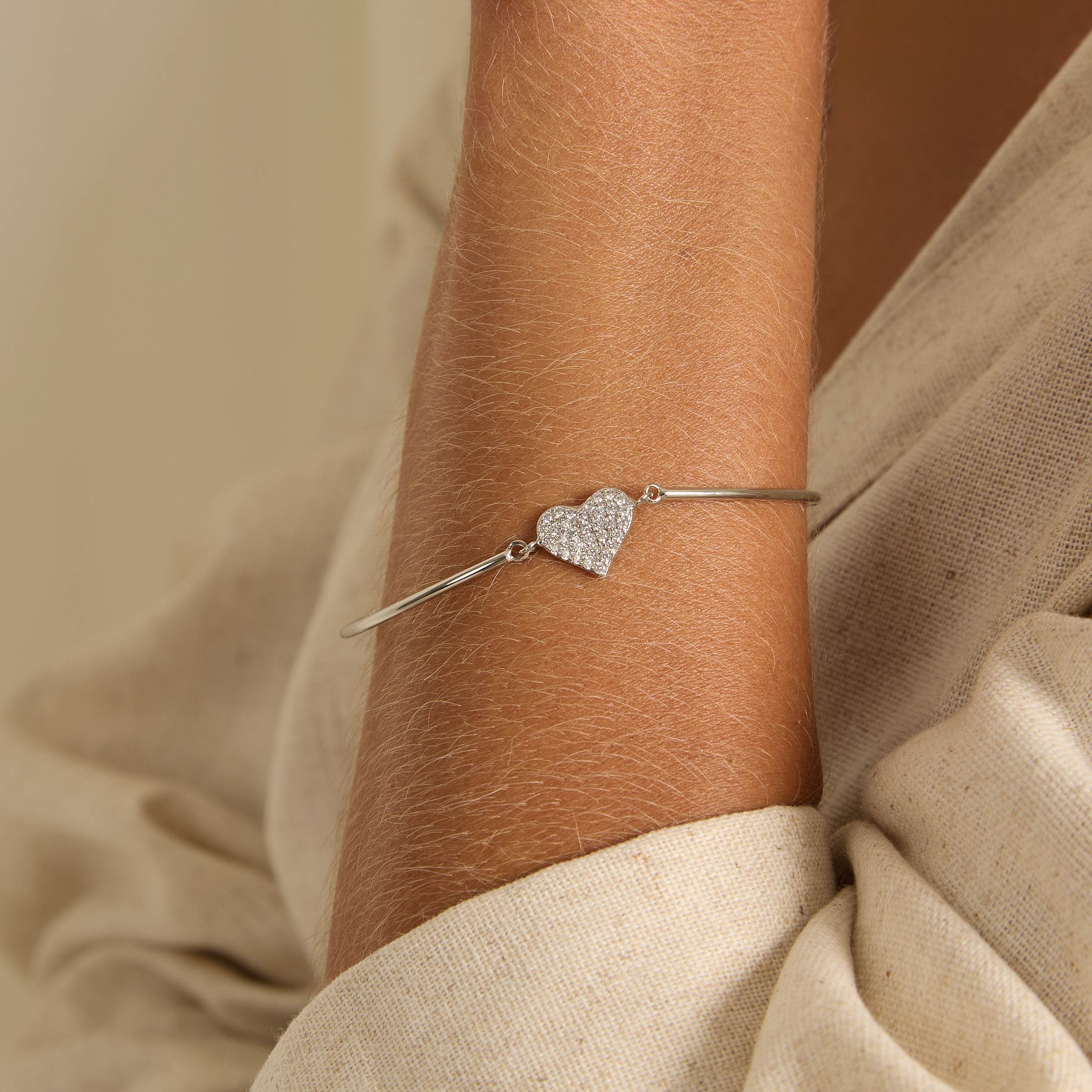 Pulseira entremeio coração cravejado 11mm fio rígido com alongadora