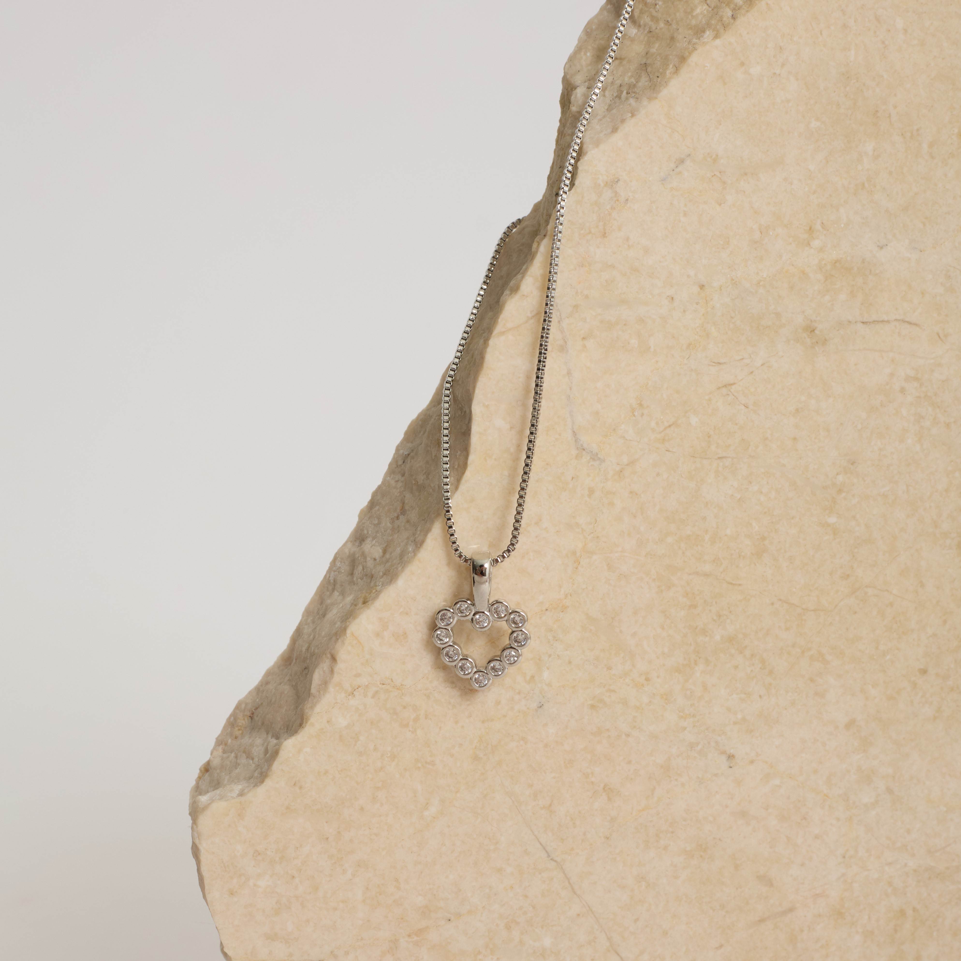 Colar pingente coração vazado cravejado 11mm 45cm com alongadora