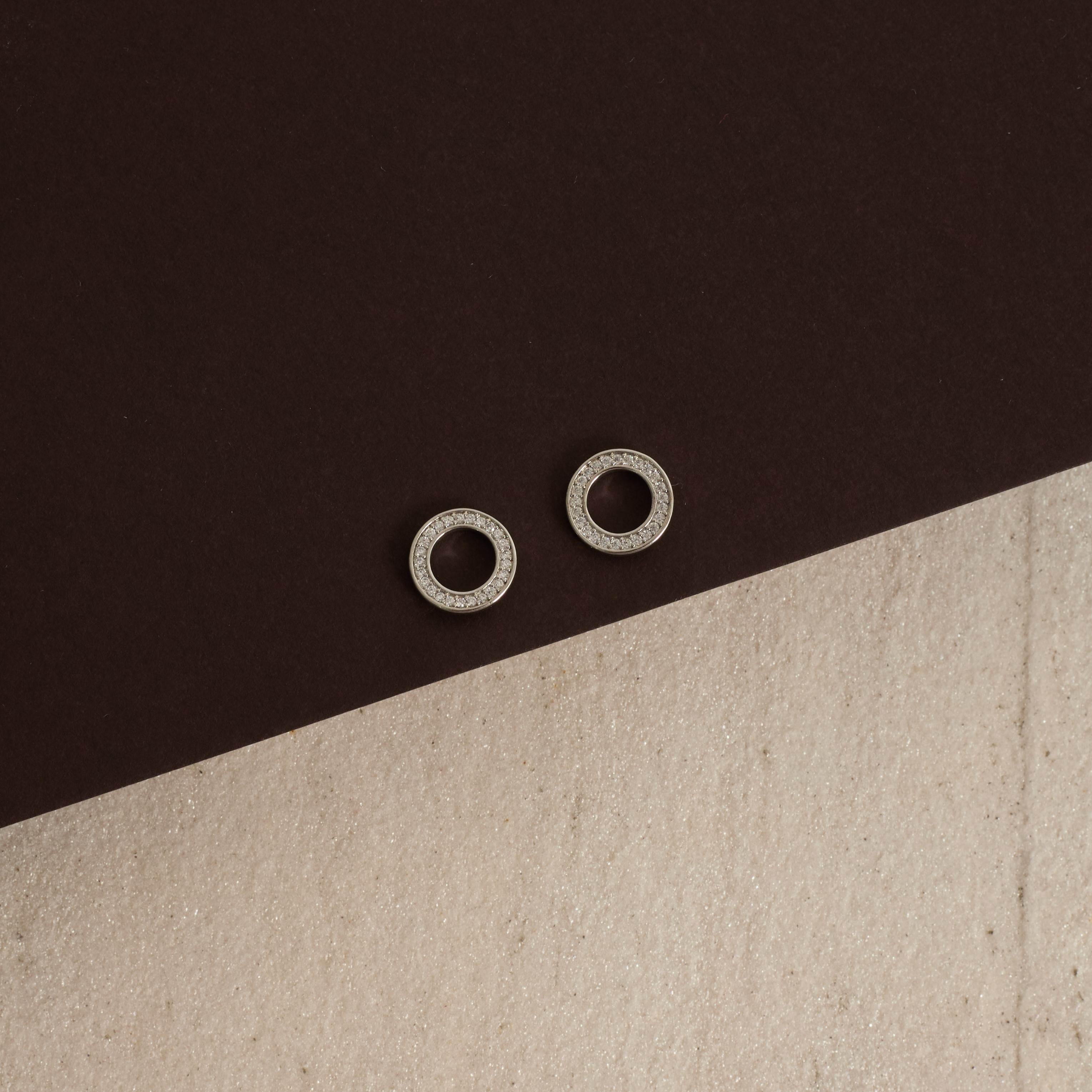 Brinco círculo vazado cravejado 11mm