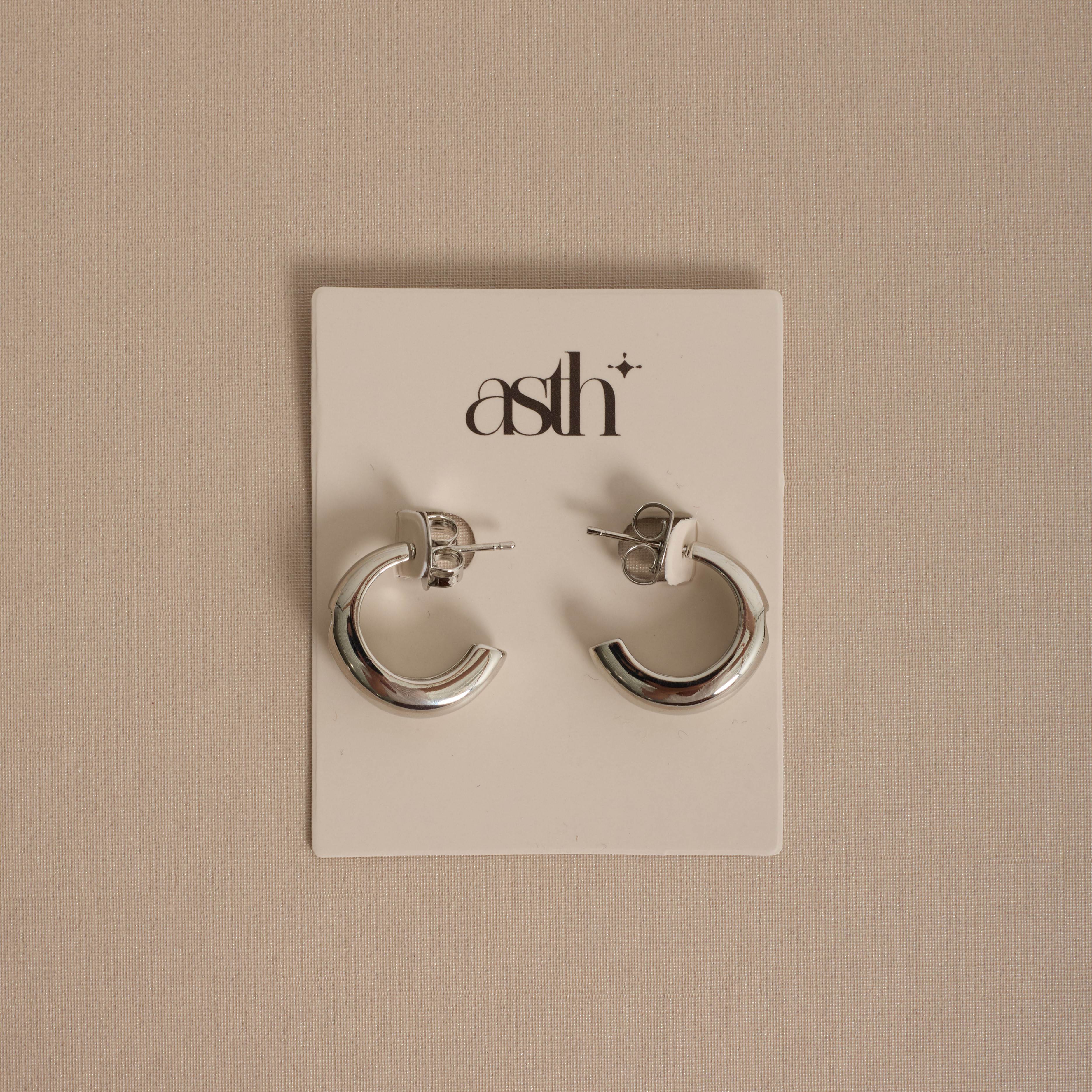 Argola larga detalhe zircônia coração 18mm tarraxa