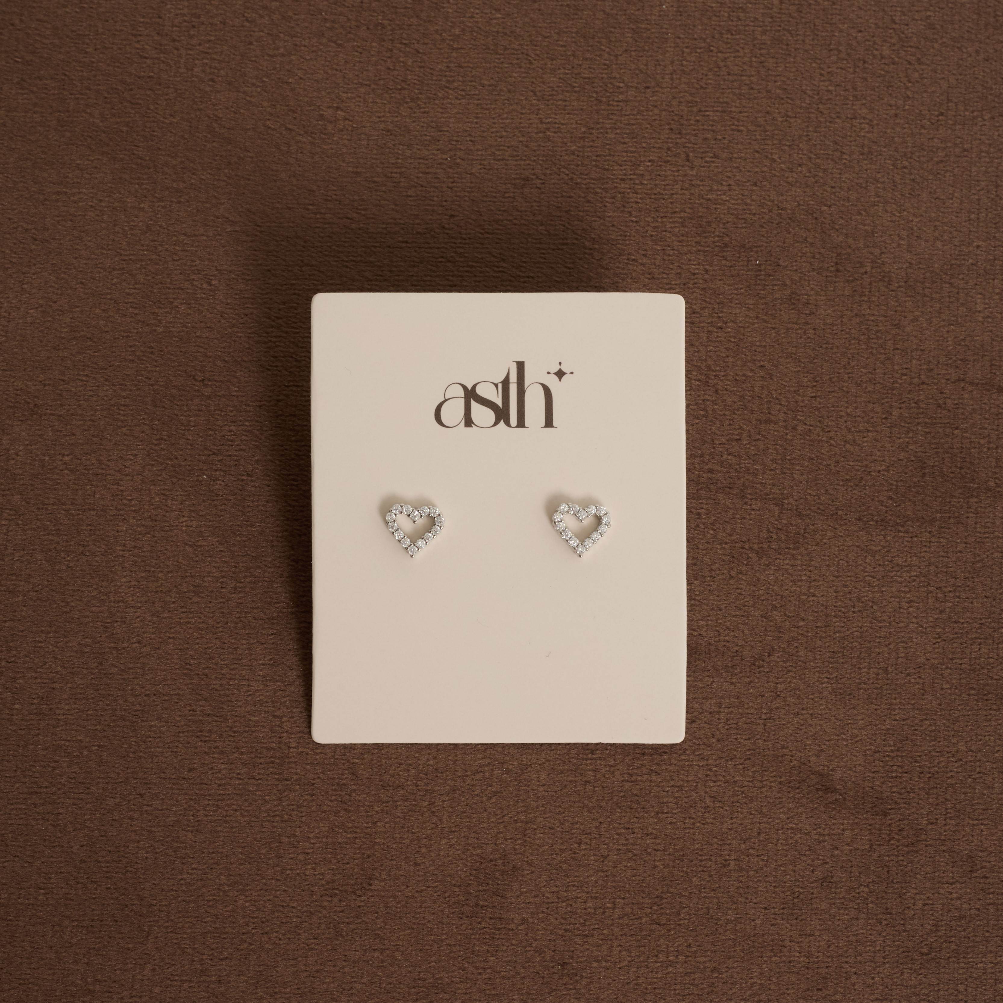 Brinco coração vazado cravejado 8mm