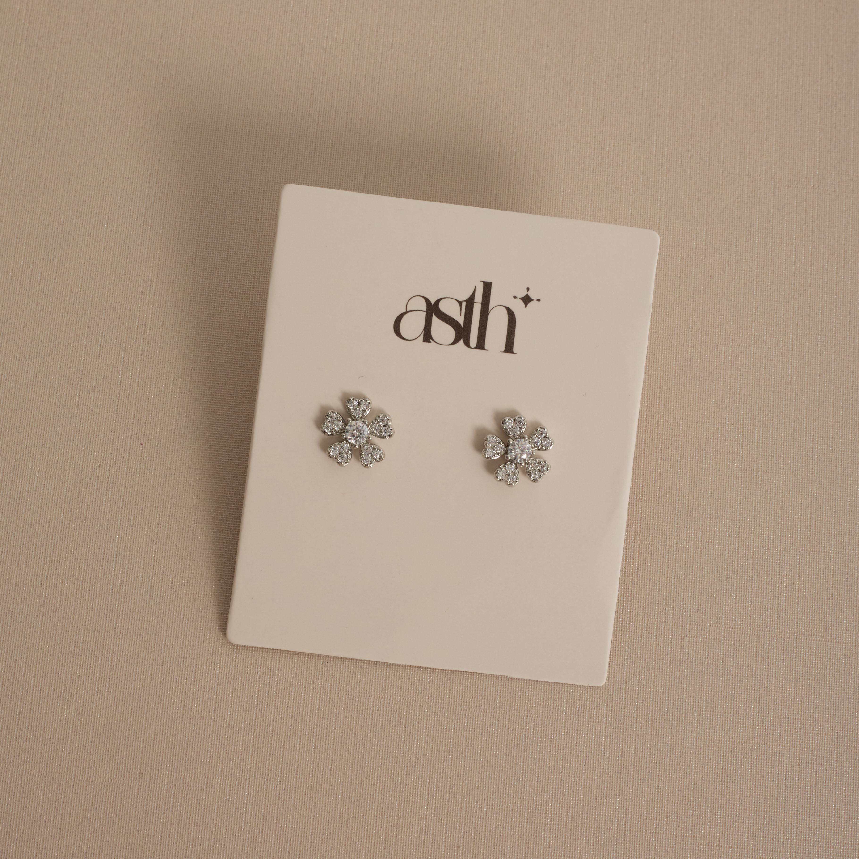 Brinco flor cravejada 9mm