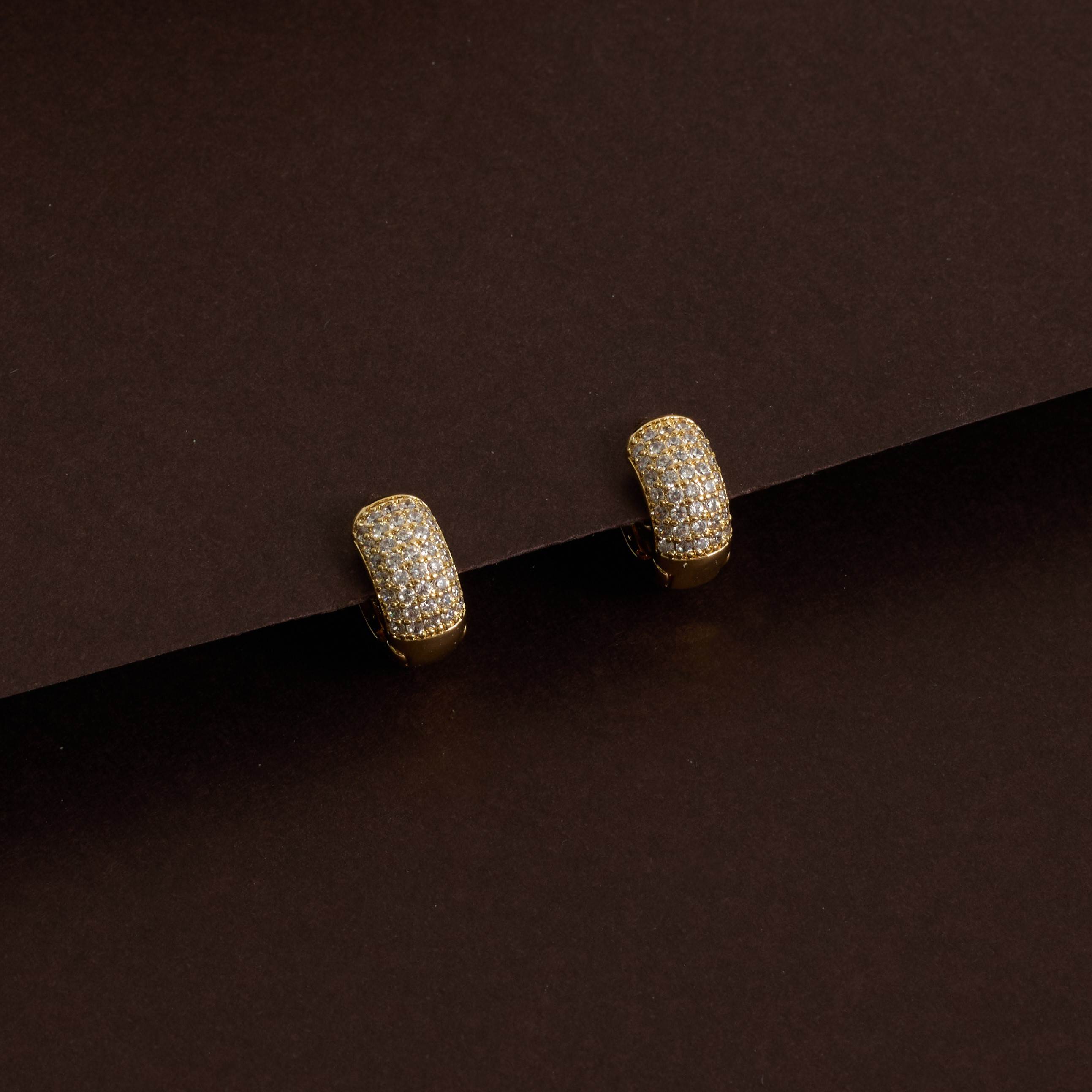 Argola click larga cravejada 12mm detalhe vazado