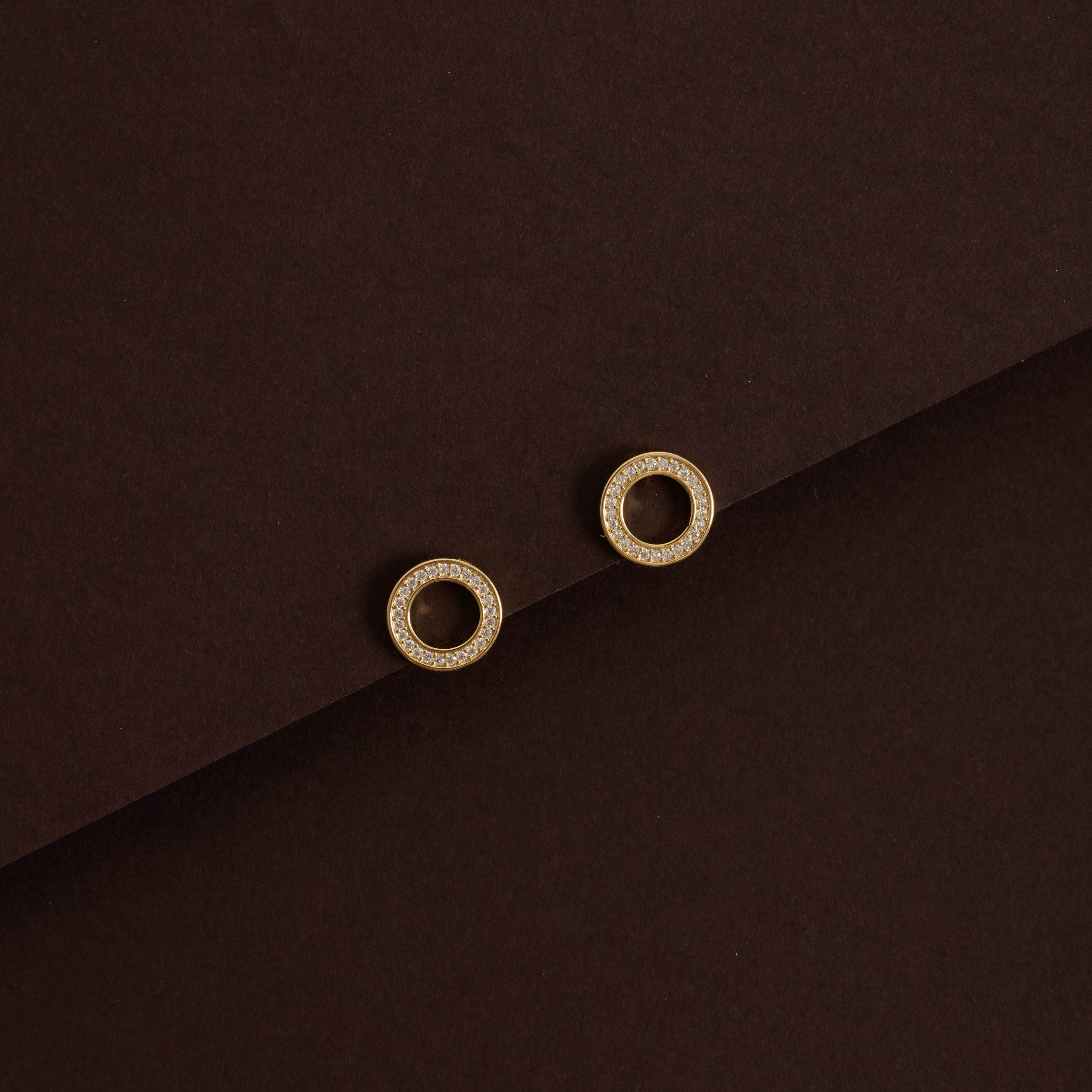 Brinco círculo vazado cravejado 11mm