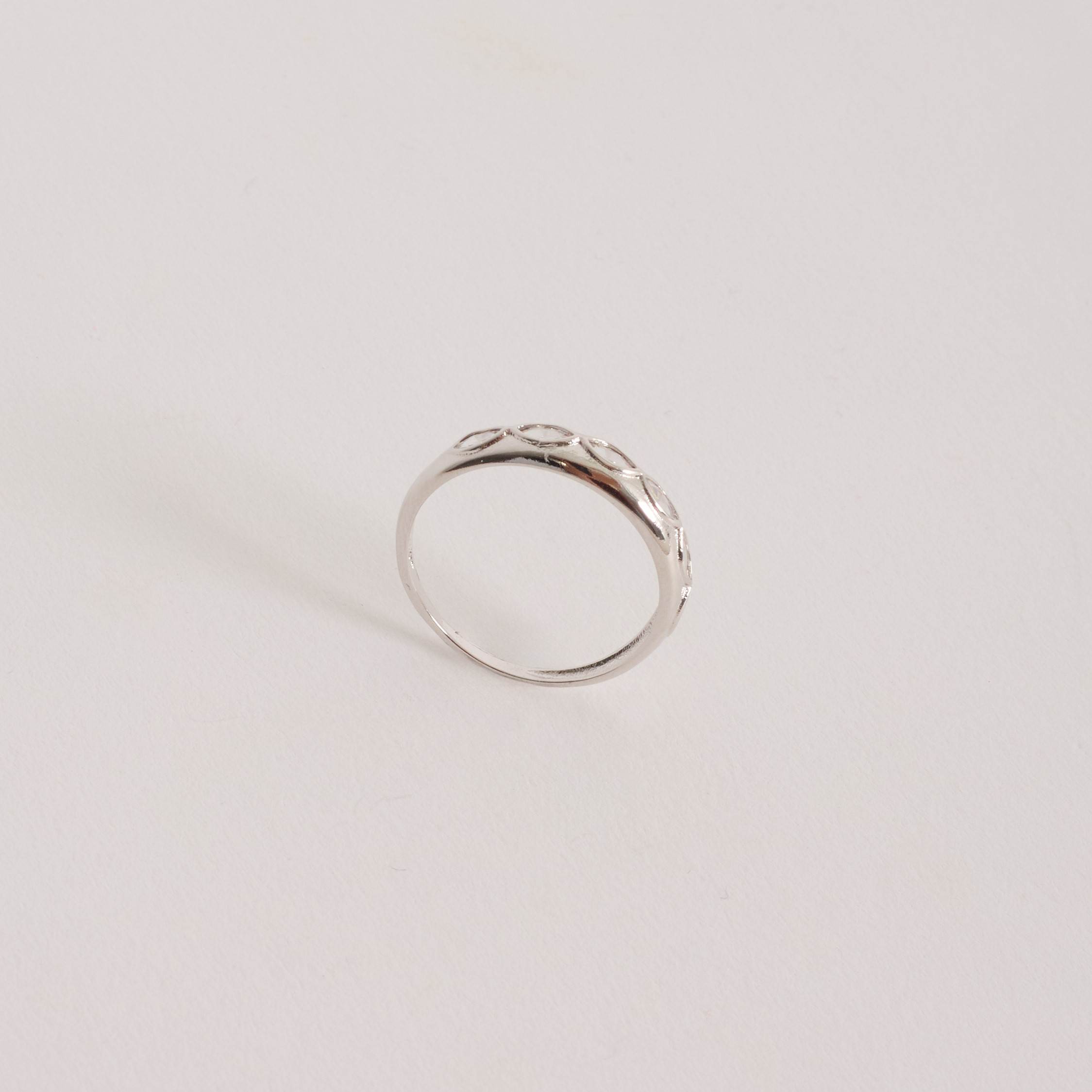 Anel cravejado de zircônias navetes