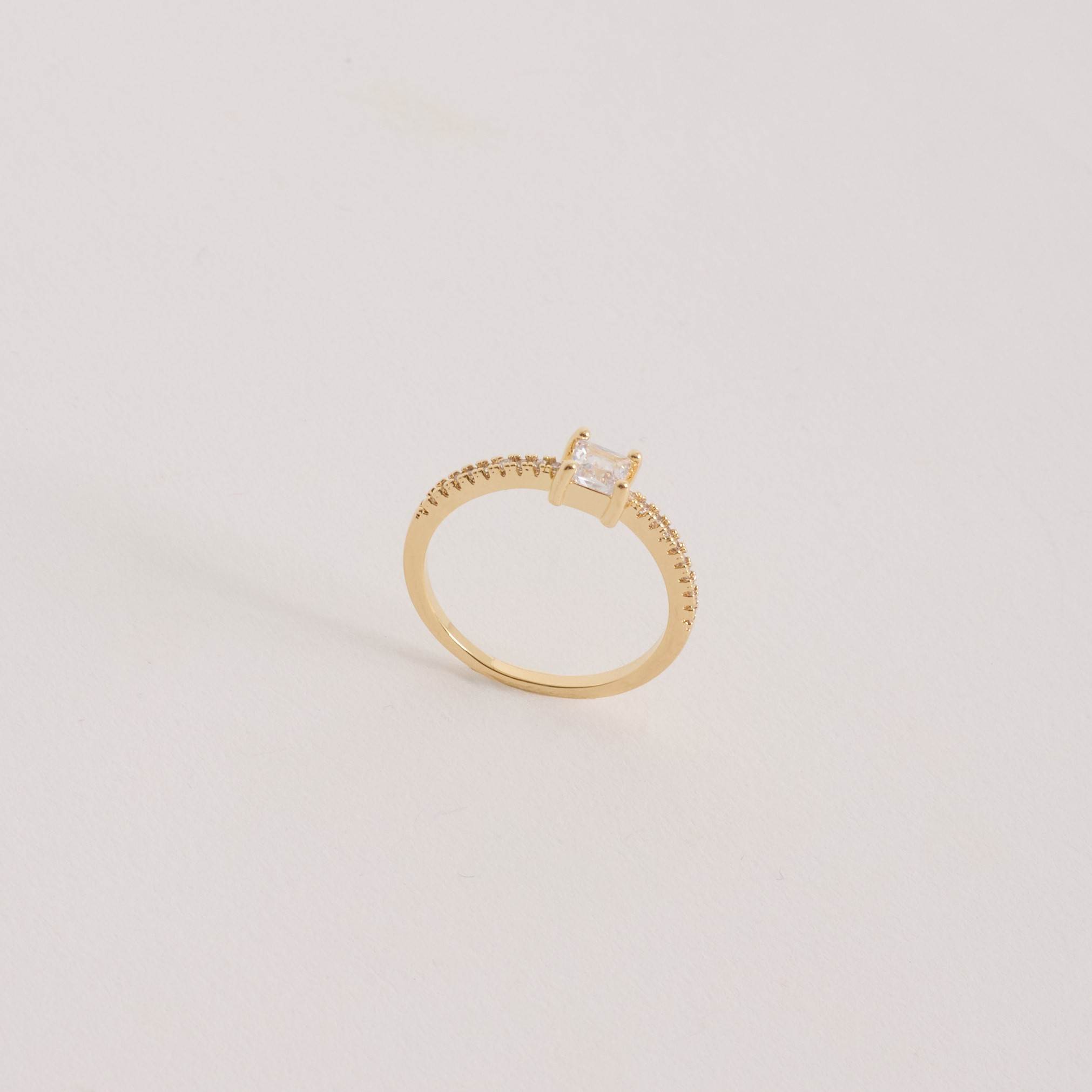 Anel meia aliança com zircônia quadrada 4mm