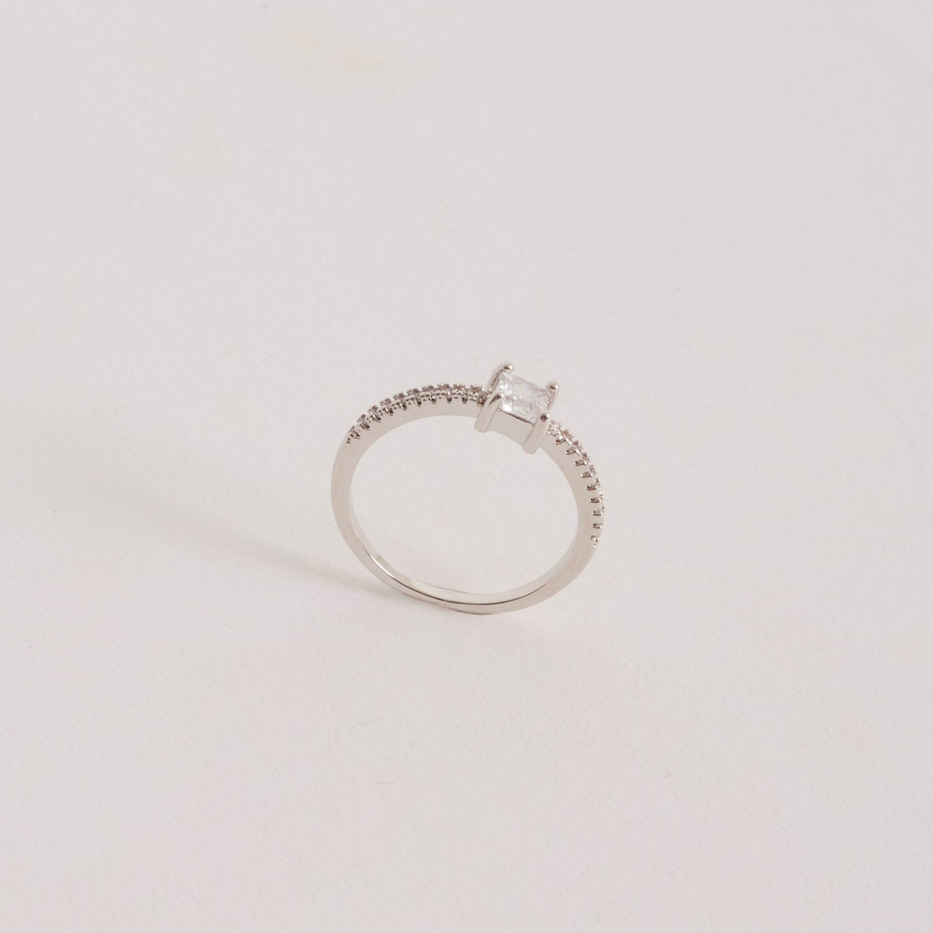 Anel meia aliança com zircônia quadrada 4mm