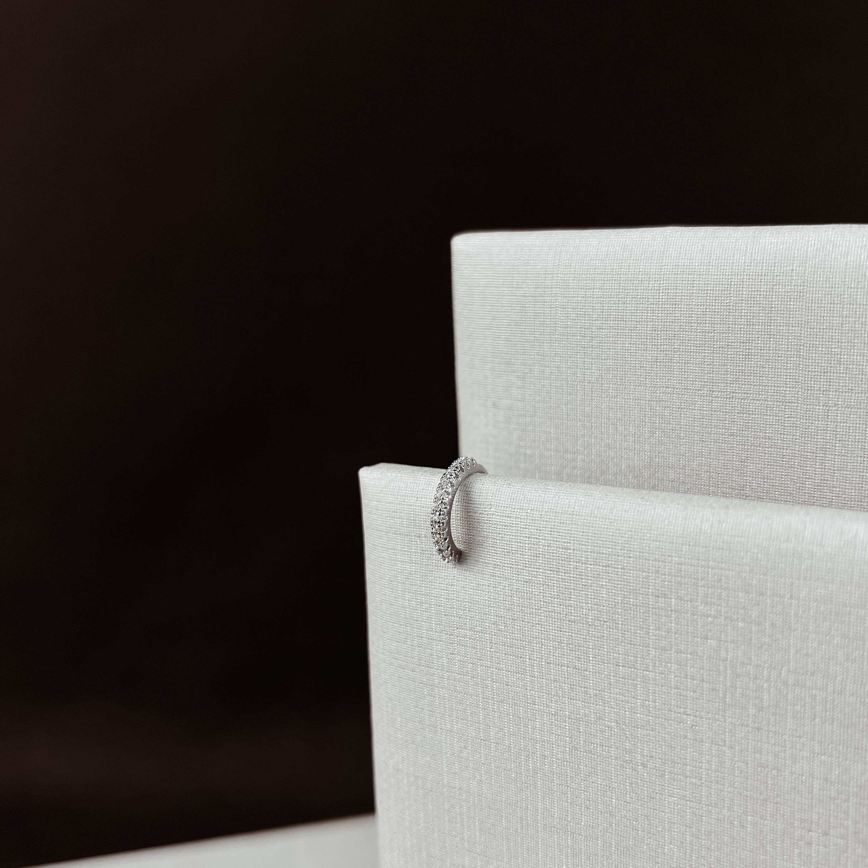 Piercing fake argola com zircônias