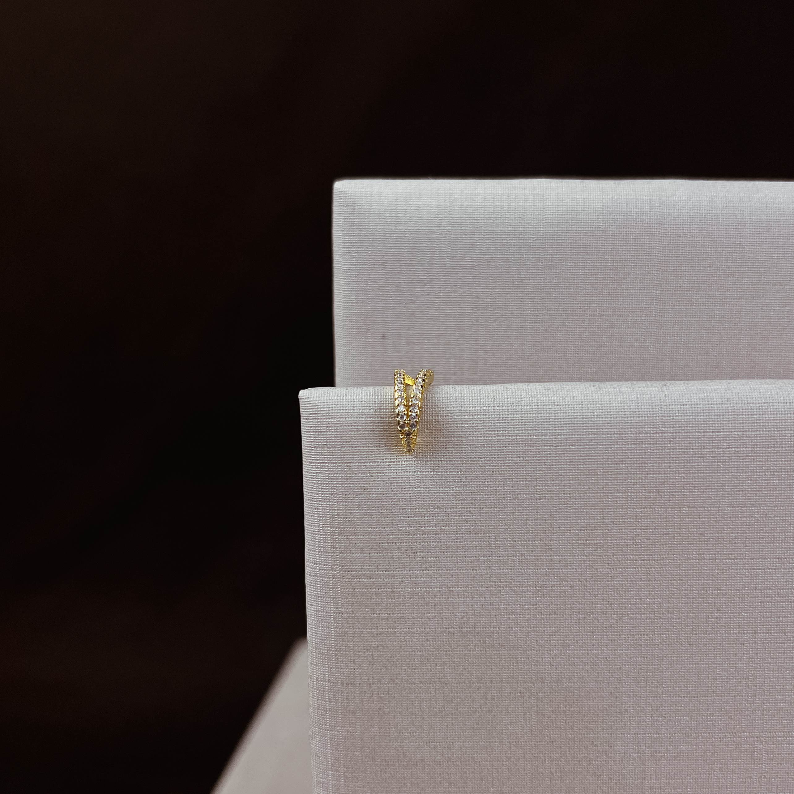 Piercing fake argola fio duplo cravejado