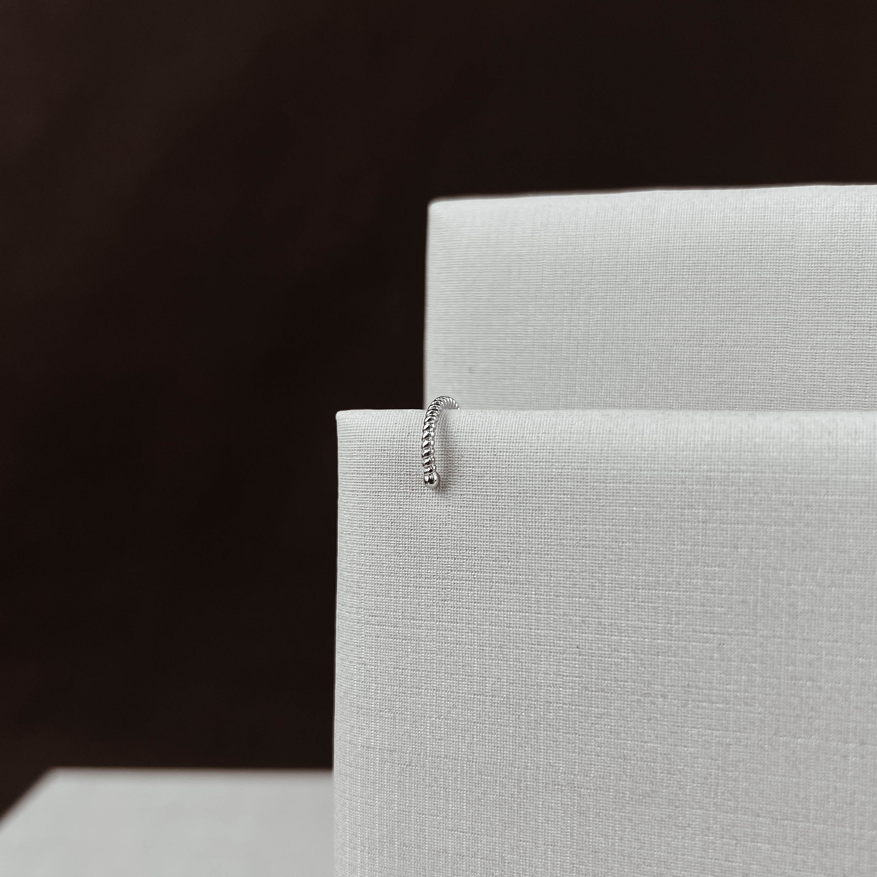 Piercing fake argola fio torcido