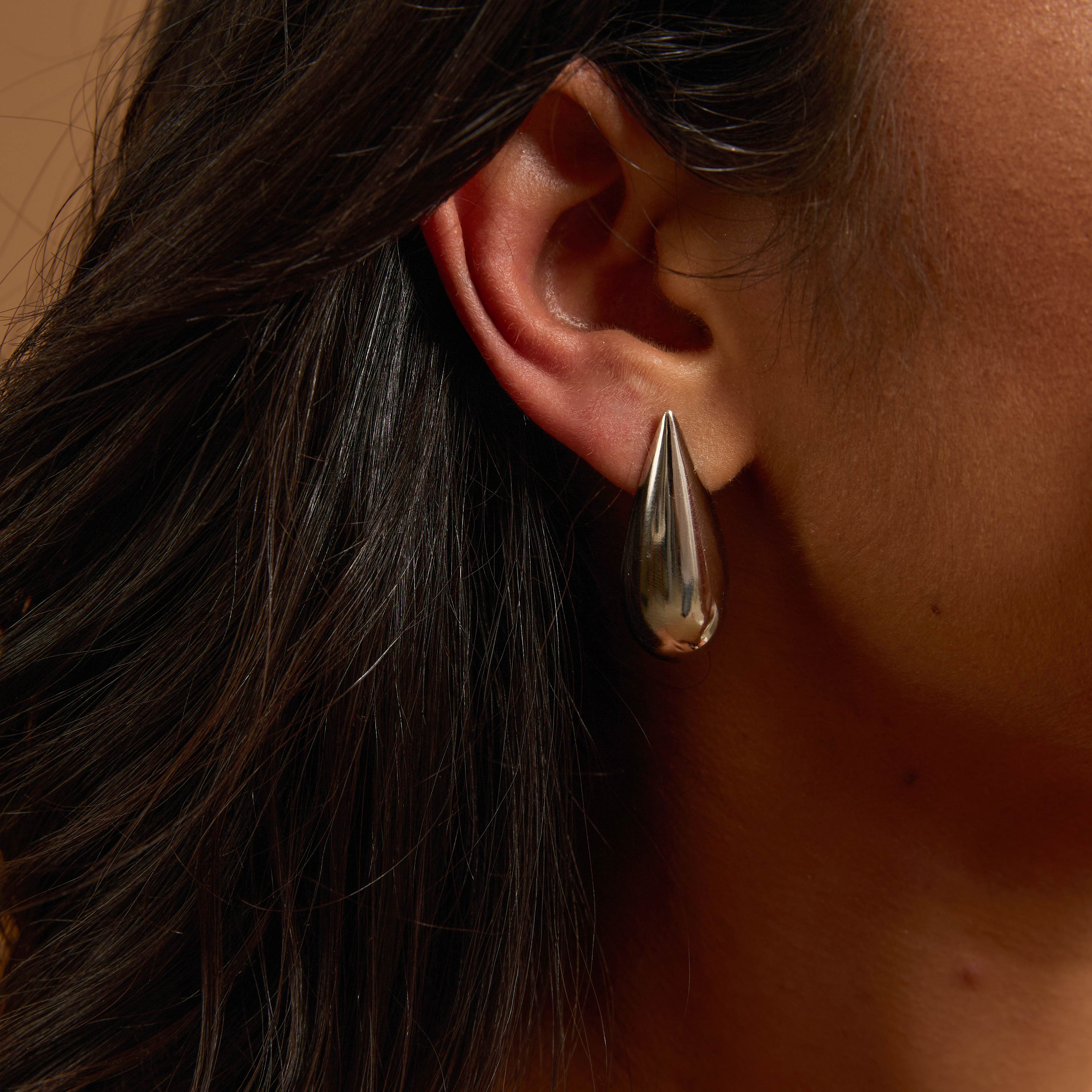 Brinco gota alongada 33mm