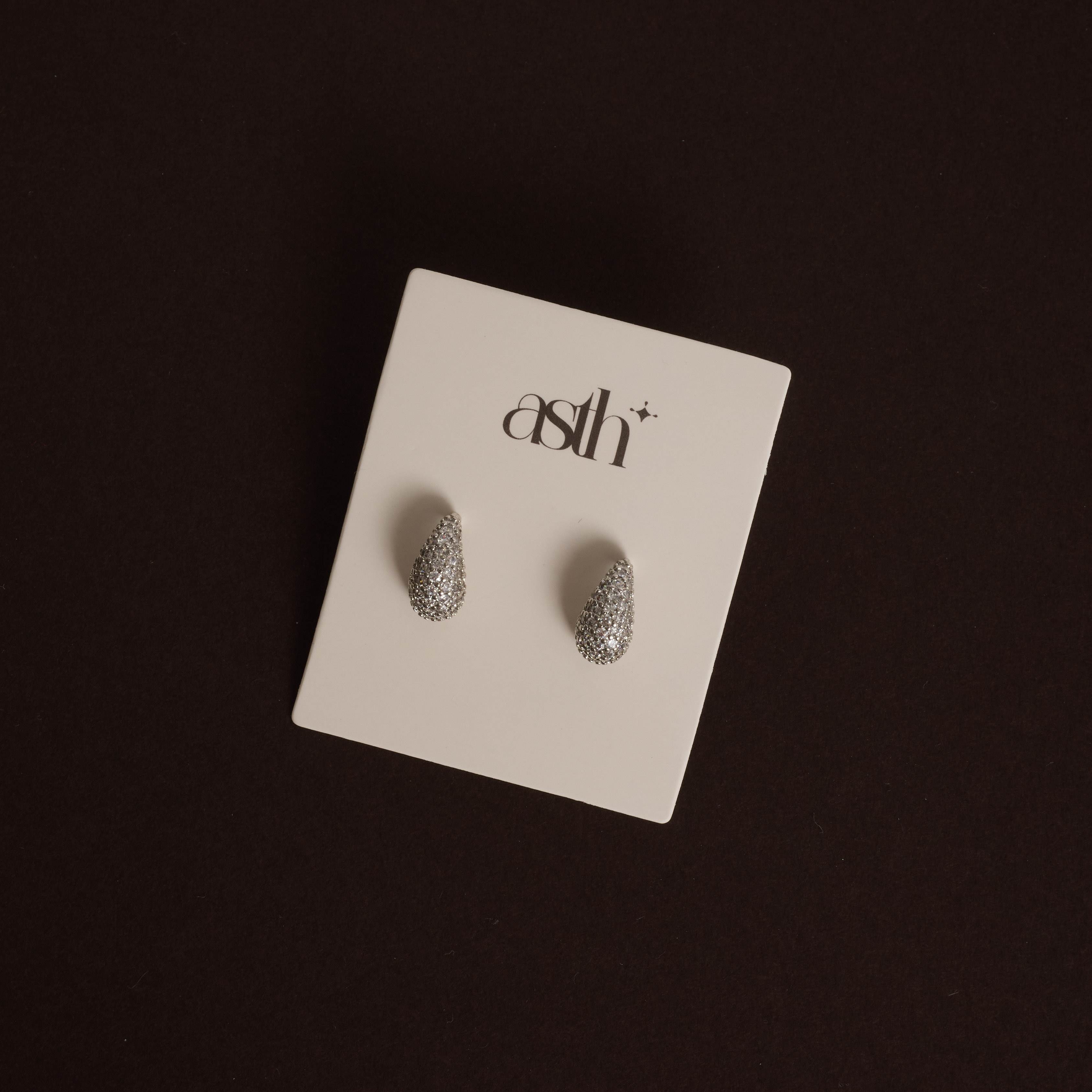 Brinco gota curvada cravejada 14mm