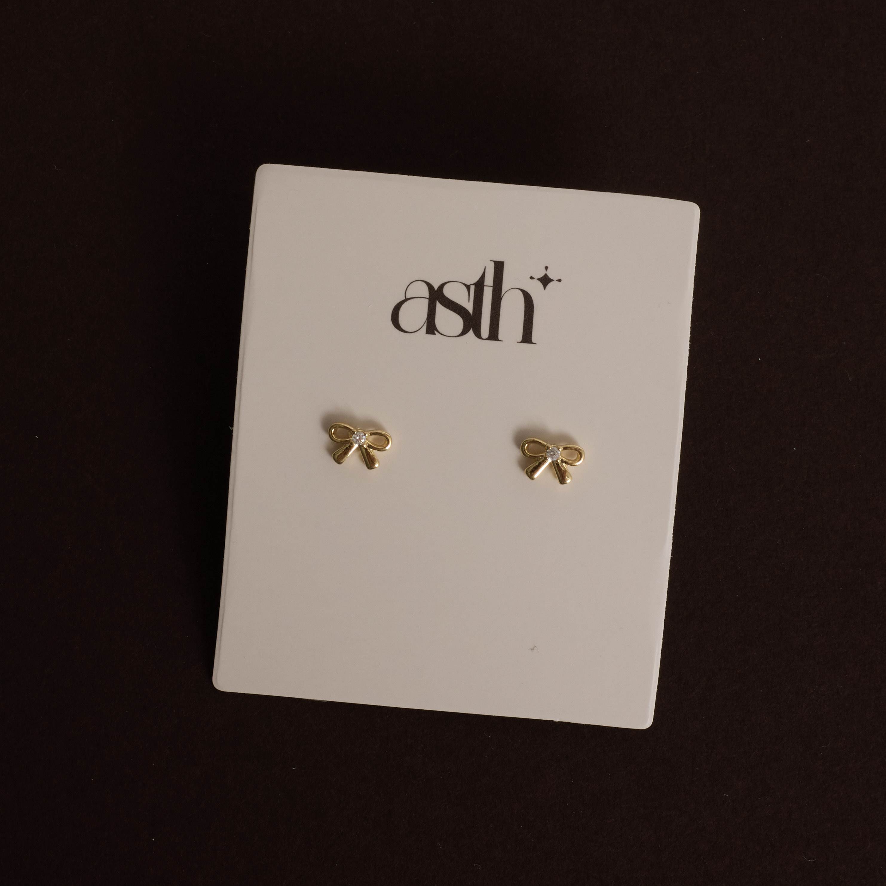 Brinco laço detalhe zircônia 7mm