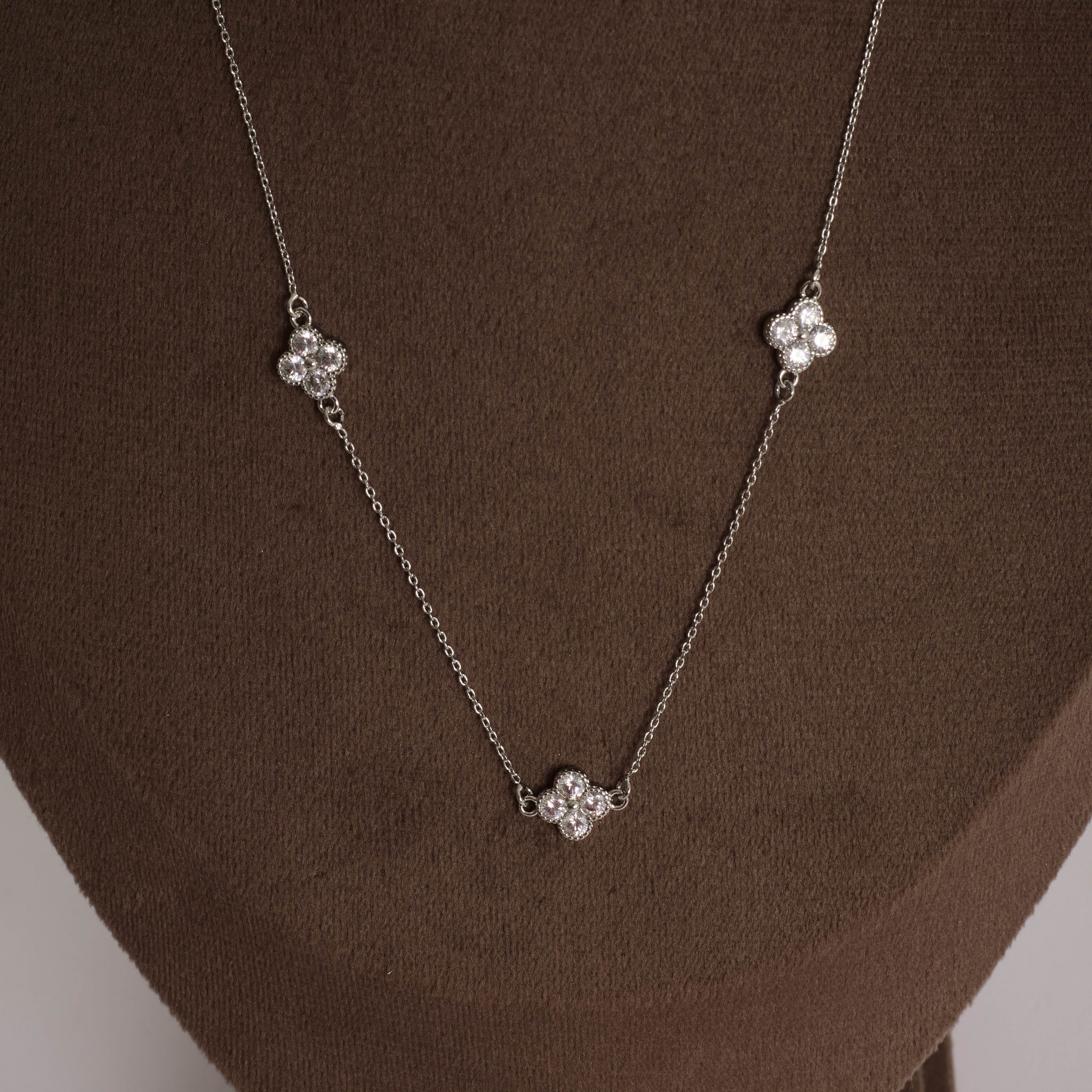 Colar entremeio trevos cravejados 8mm corrente cadeado 45cm com alongadora