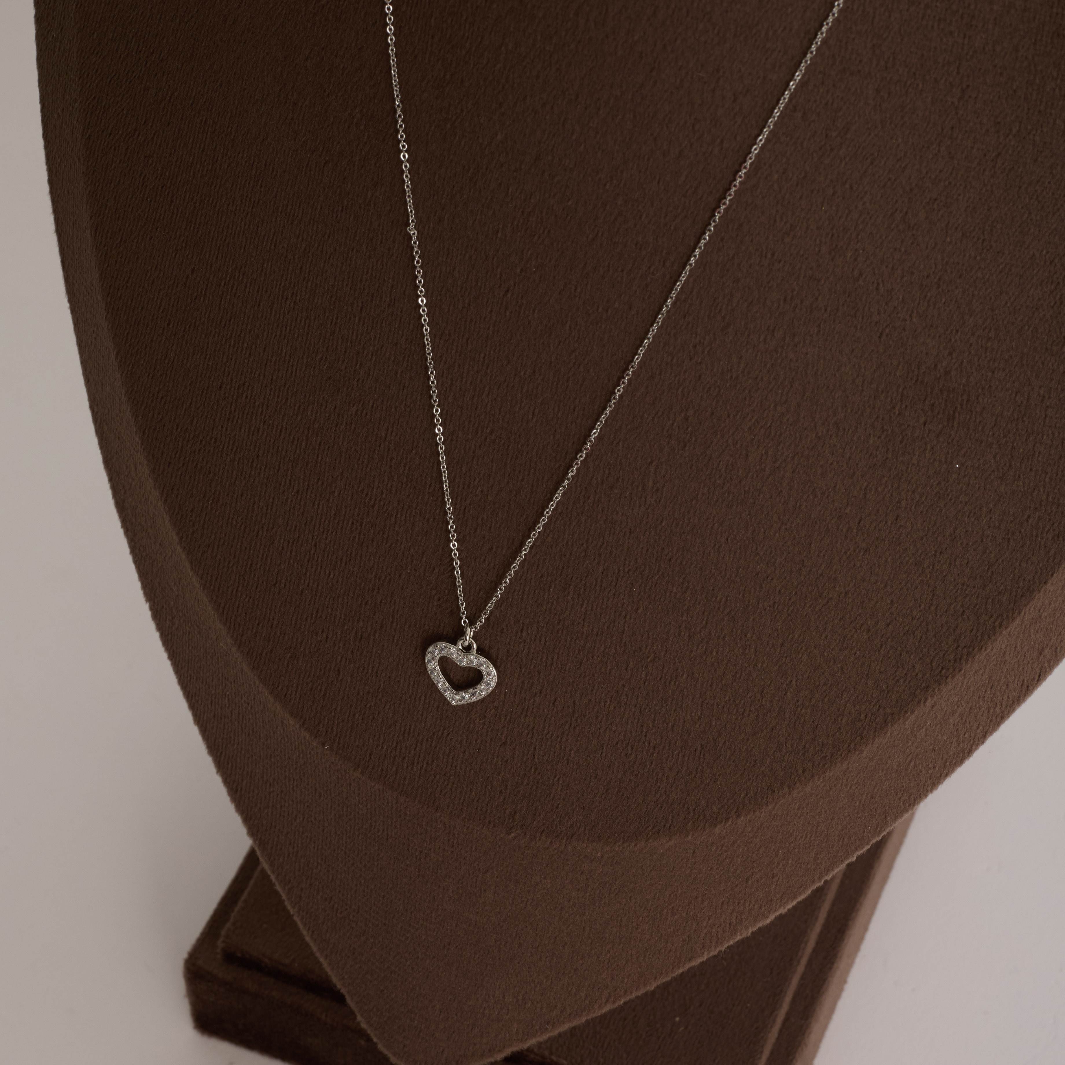 Colar pingente coração vazado cravejado 11mm corrente cadeado 45cm com alongadora