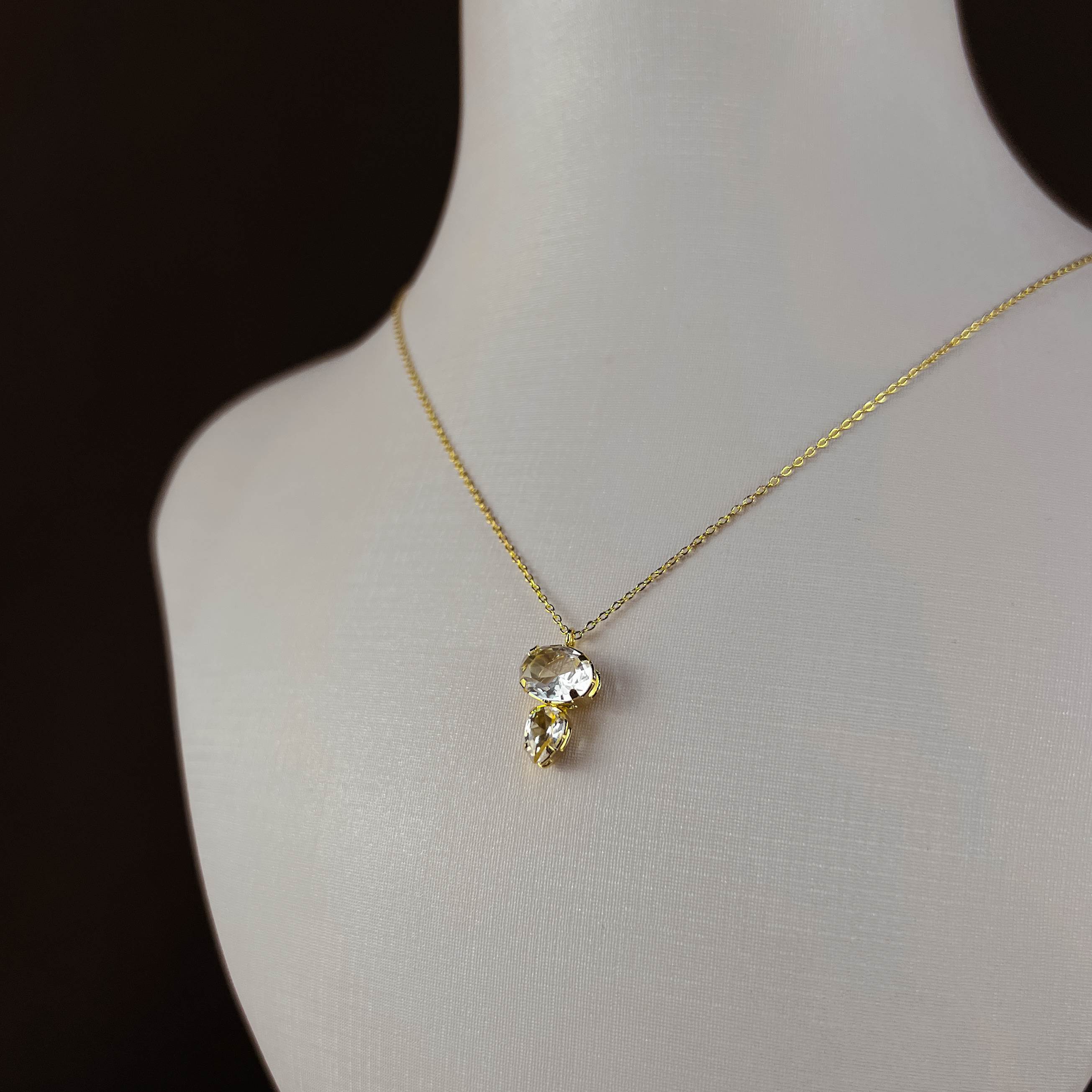 Colar pingente zircônias oval e gota 13mm corrente cadeado 45cm com alongadora