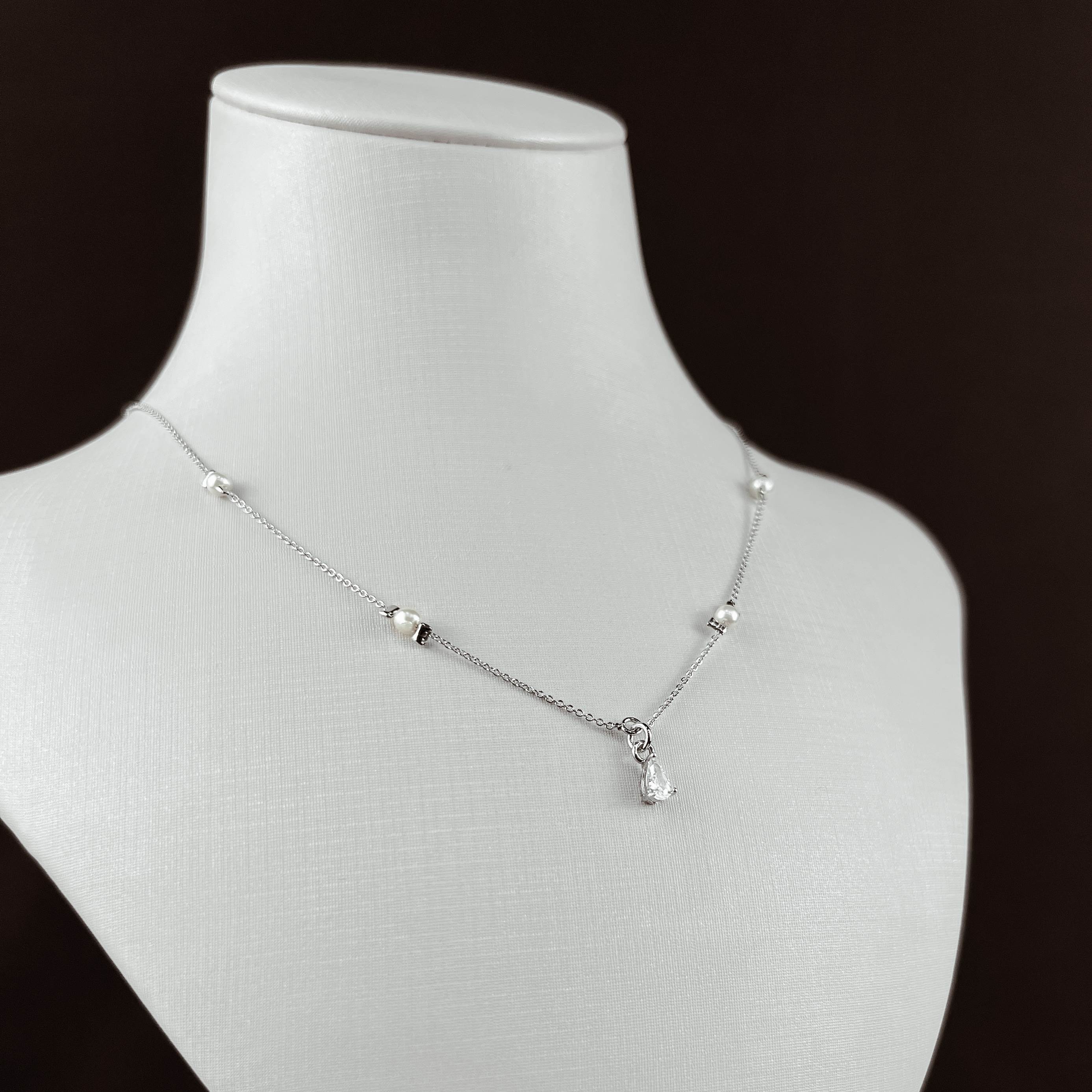 Colar entremeio pérolas com pingente zircônia gota 5mm 45cm com alongadora