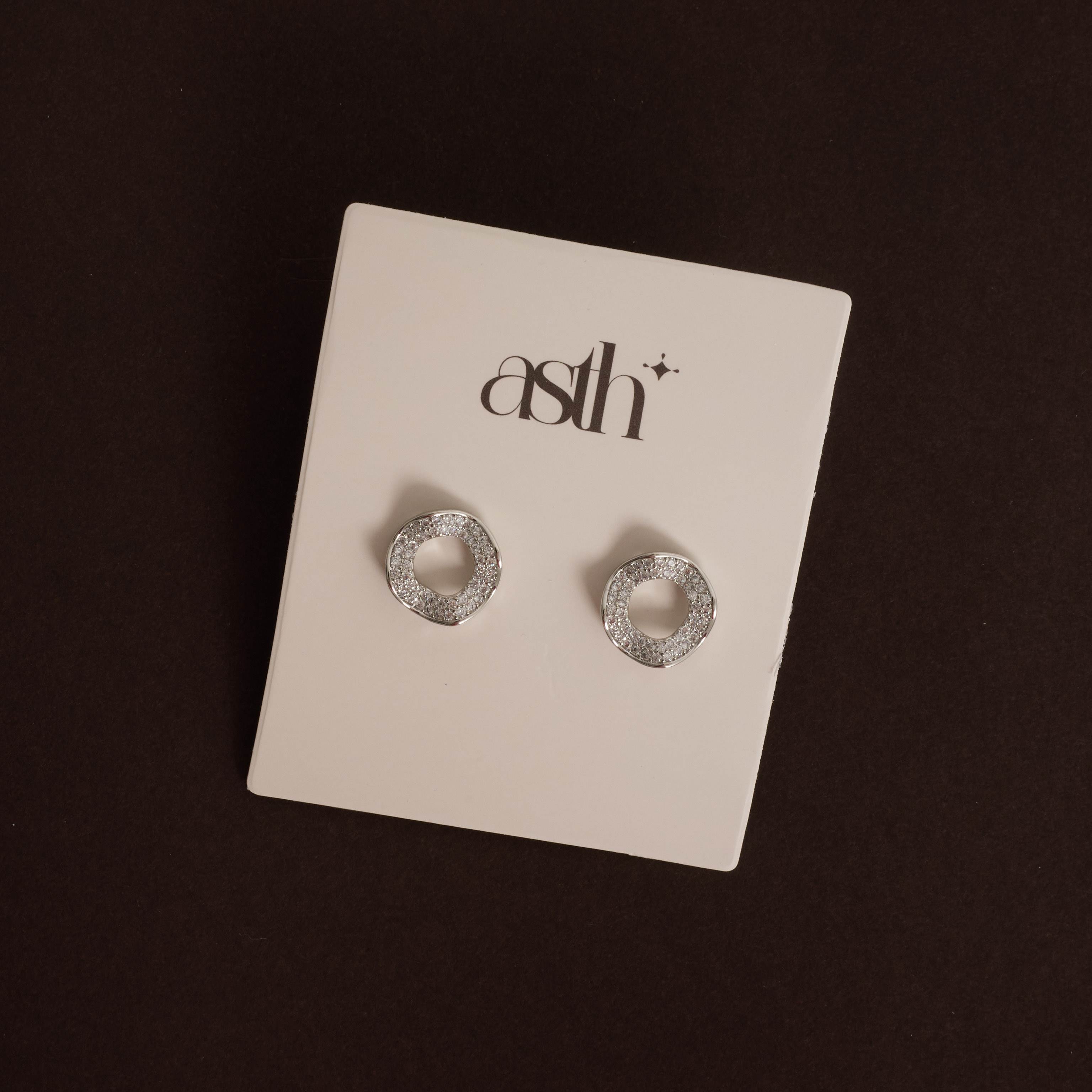 Brinco círculo ondulado vazado cravejado 11mm