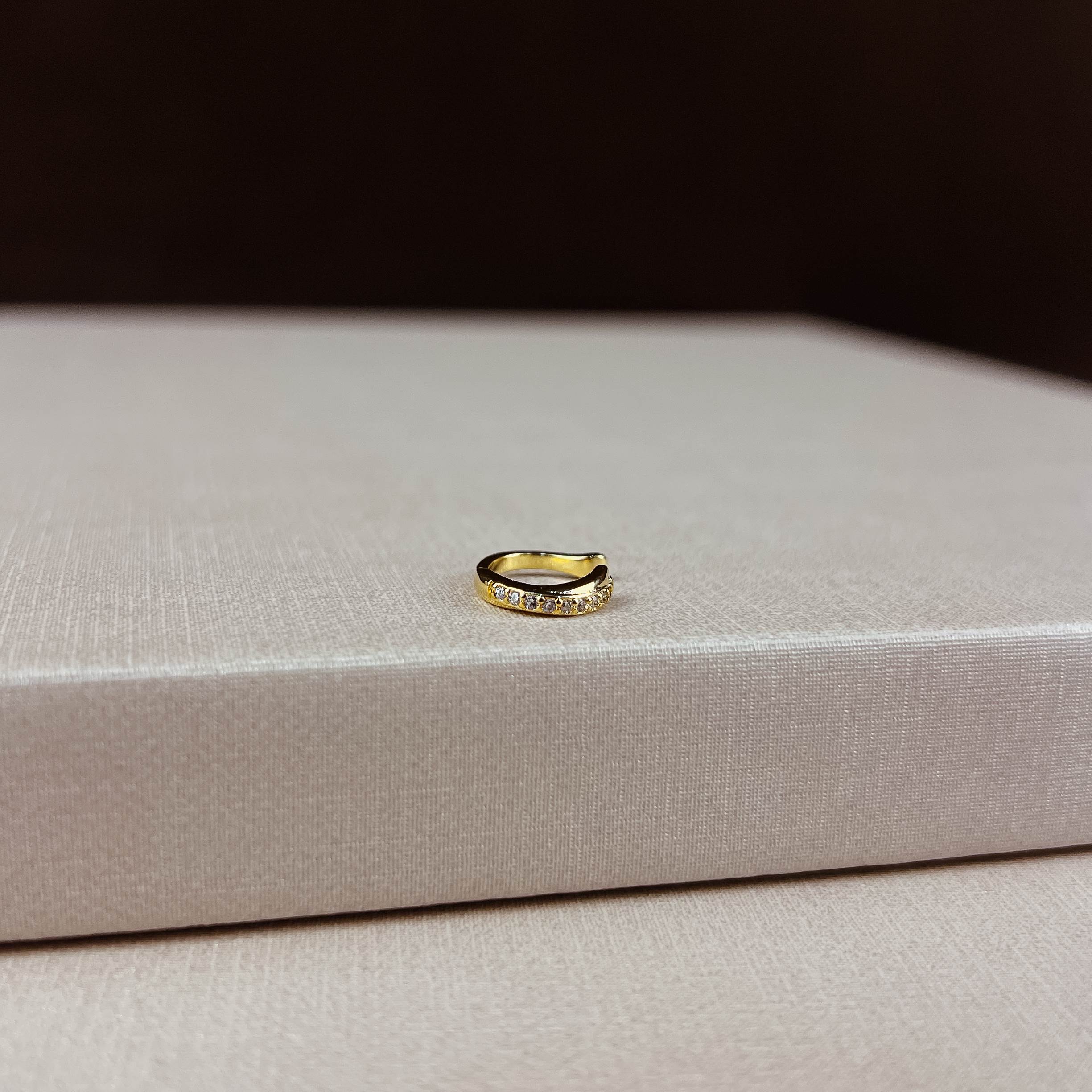 Piercing fake argola com cravejado