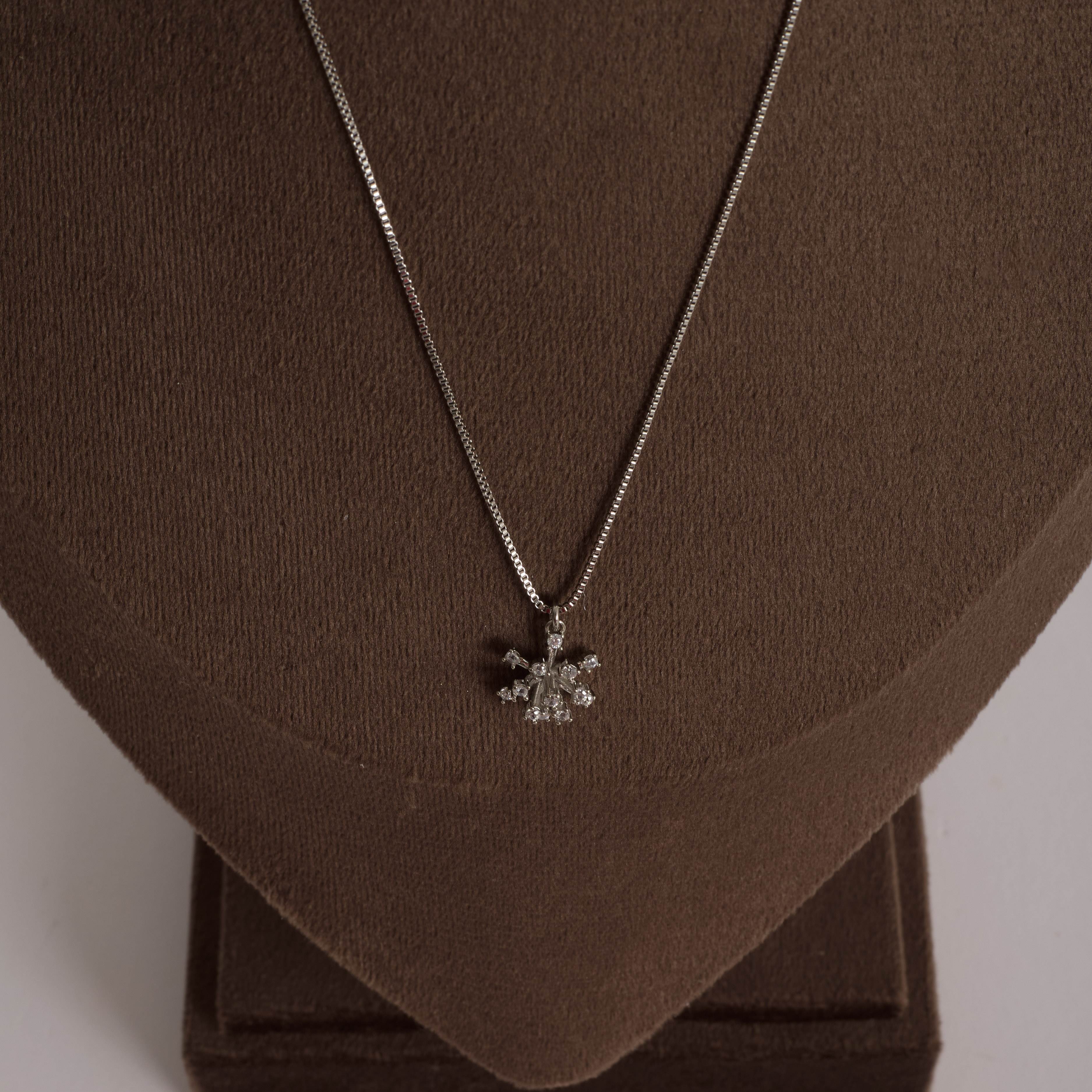 Colar pingente flor com zircônias 12mm 45cm com alongadora