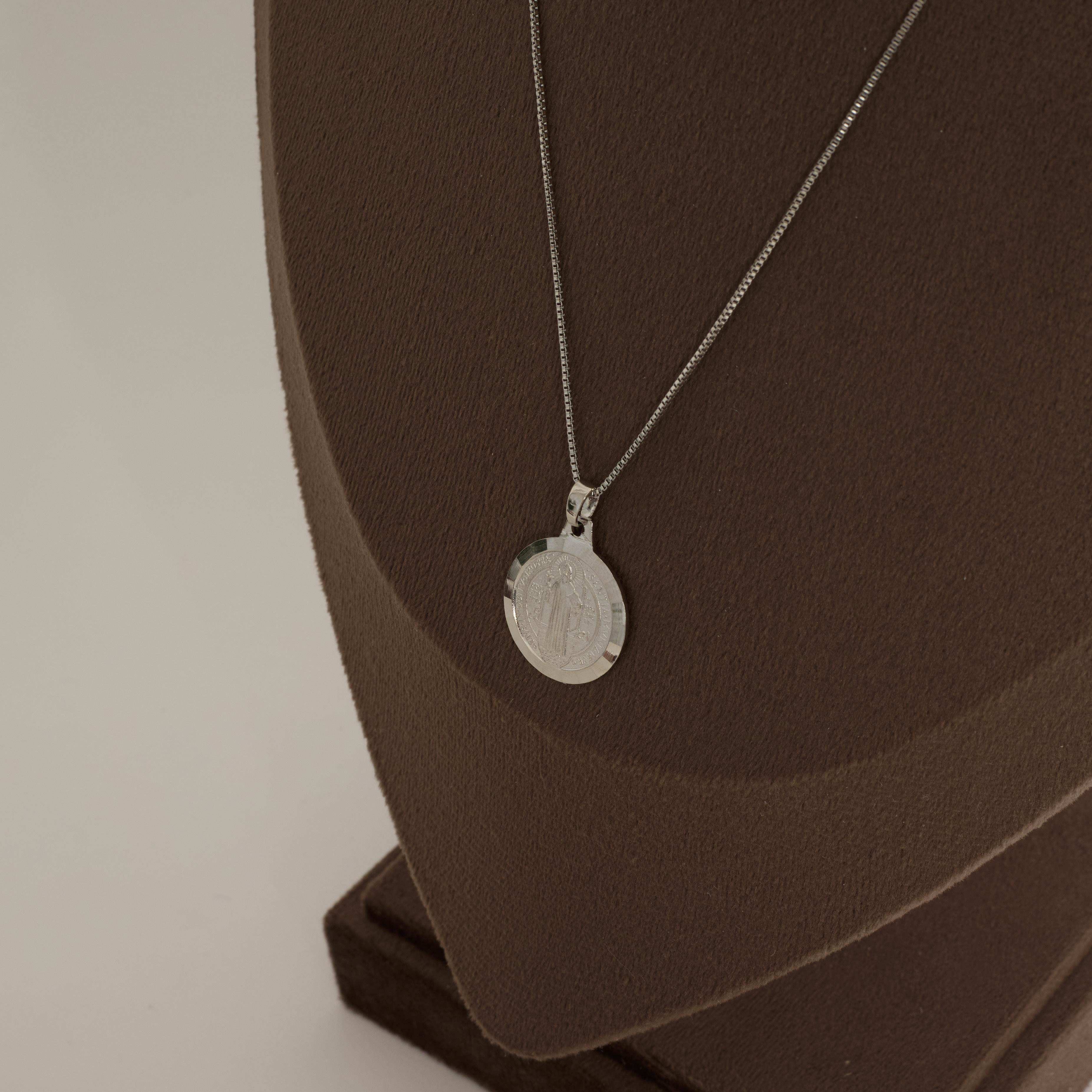 Colar pingente medalha redonda São Bento 18mm 45cm com alongadora