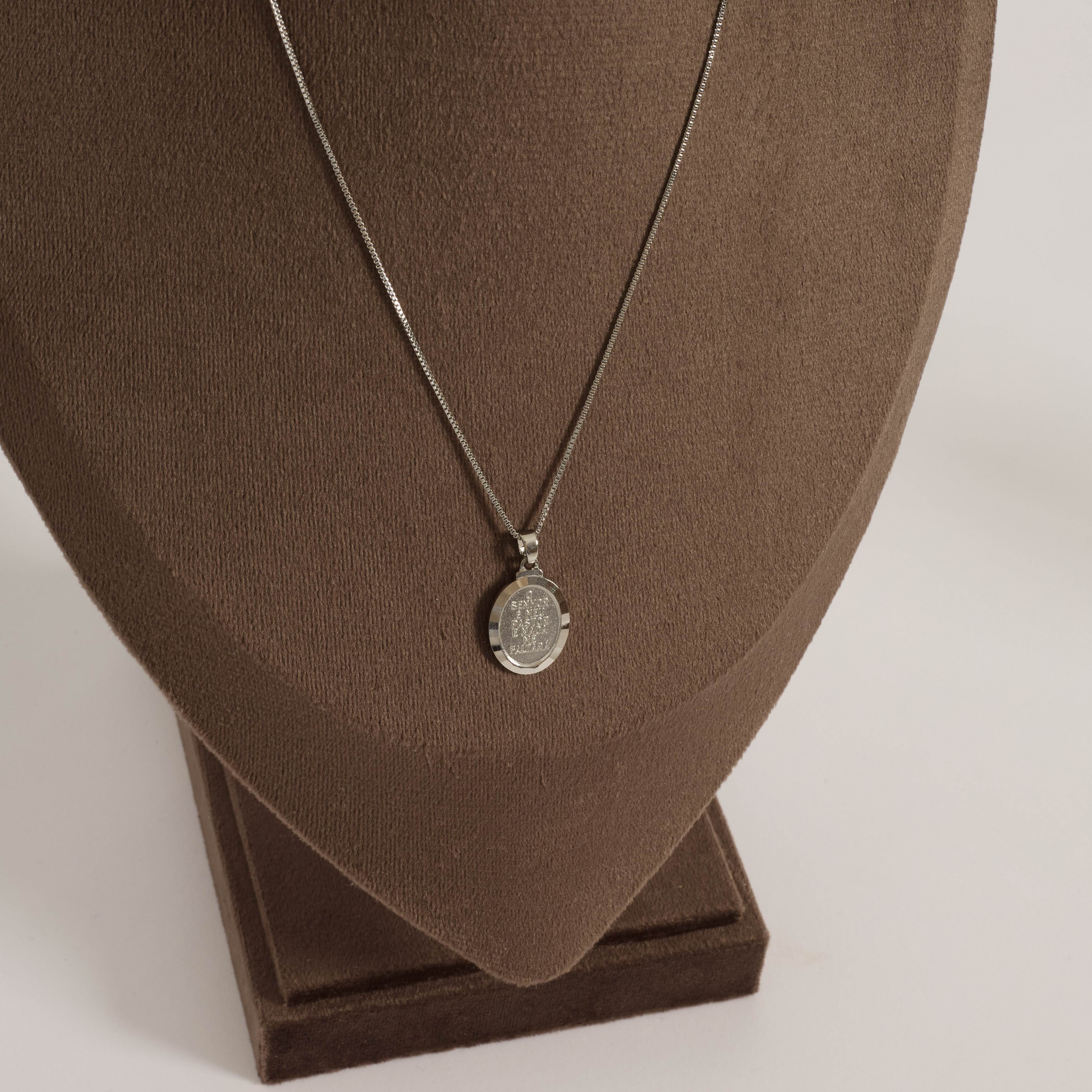 Colar pingente medalha oval Salmo 23:1 18mm 45cm com alongadora