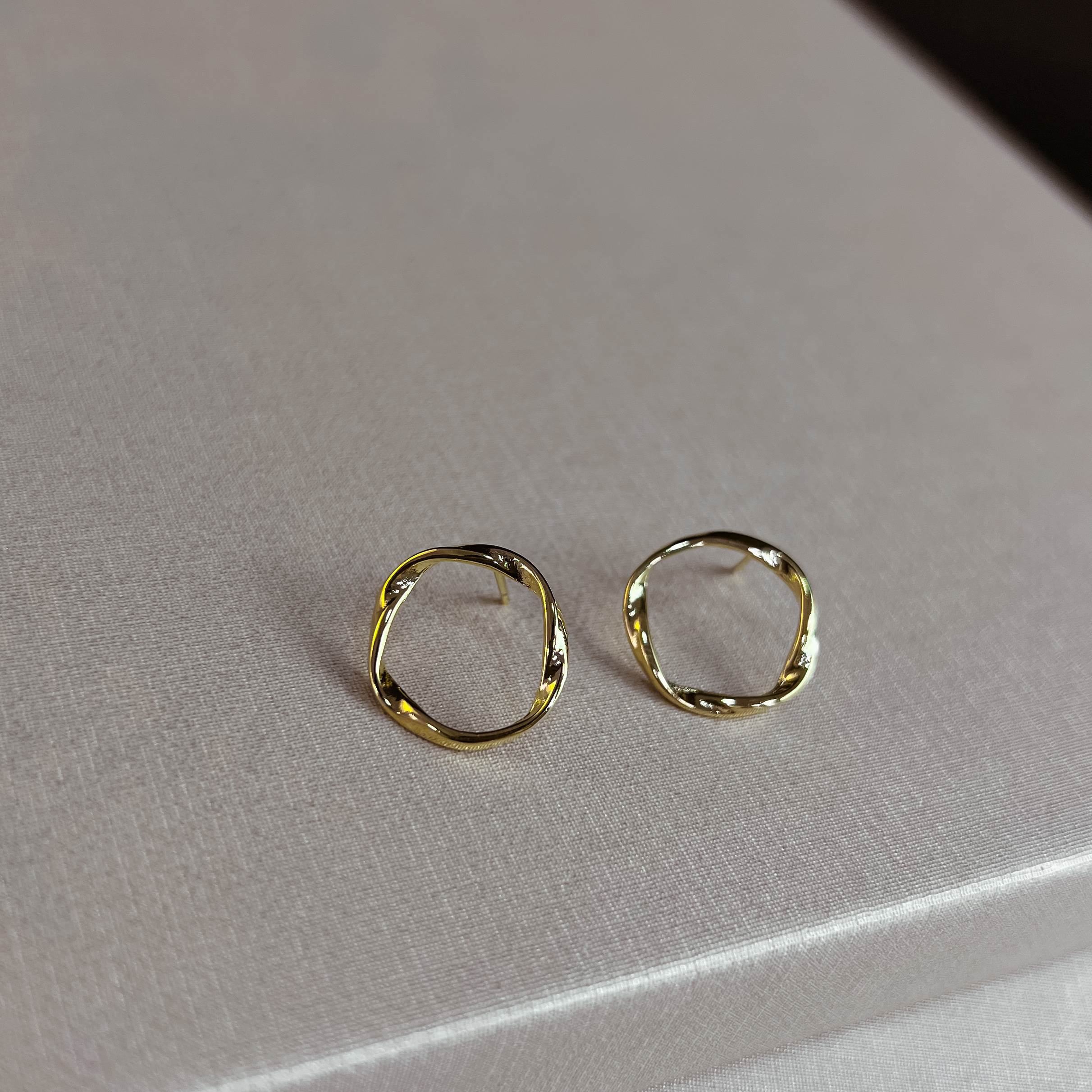 Brinco círculo vazado fio torcido 17mm