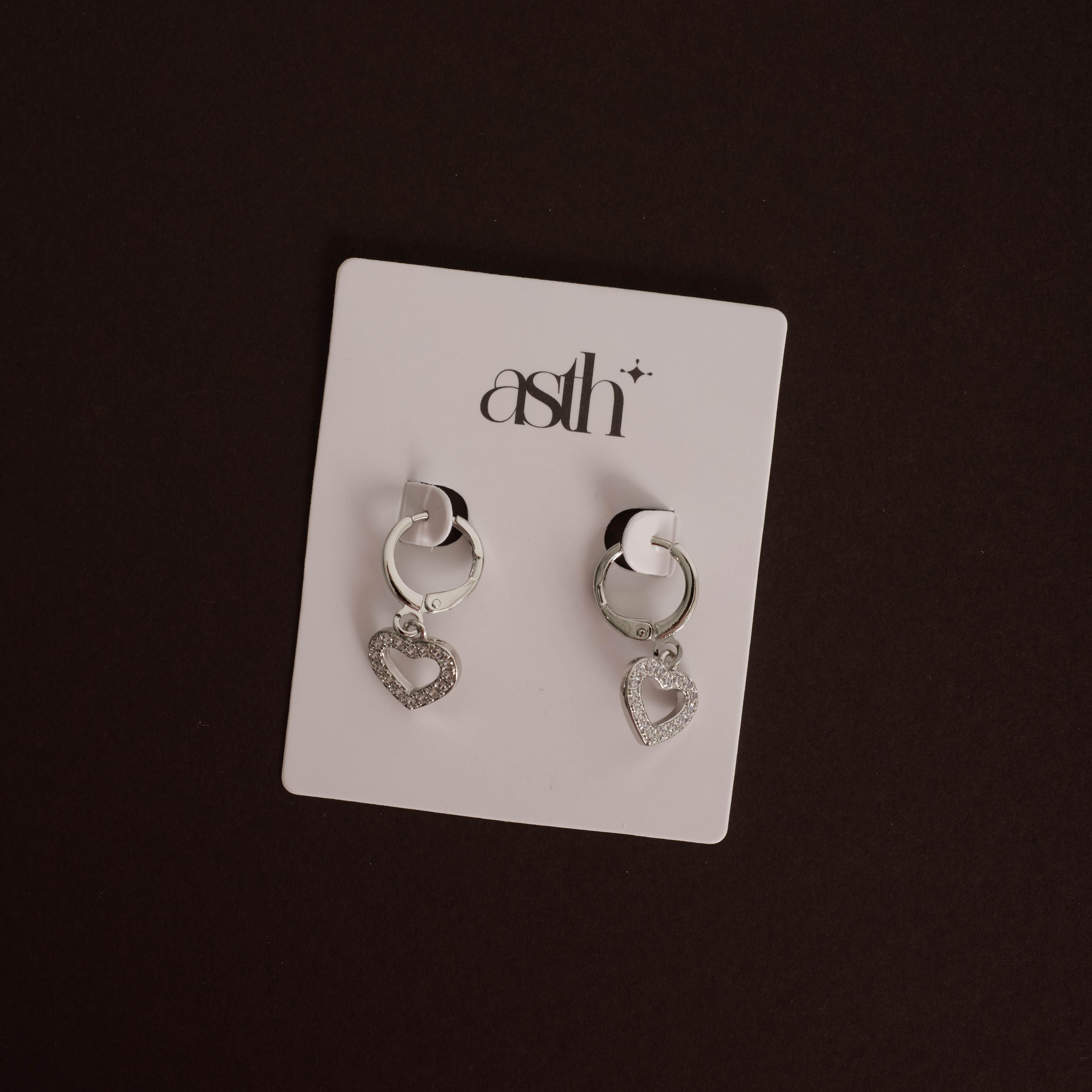 Argola 11mm pingente coração vazado cravejado