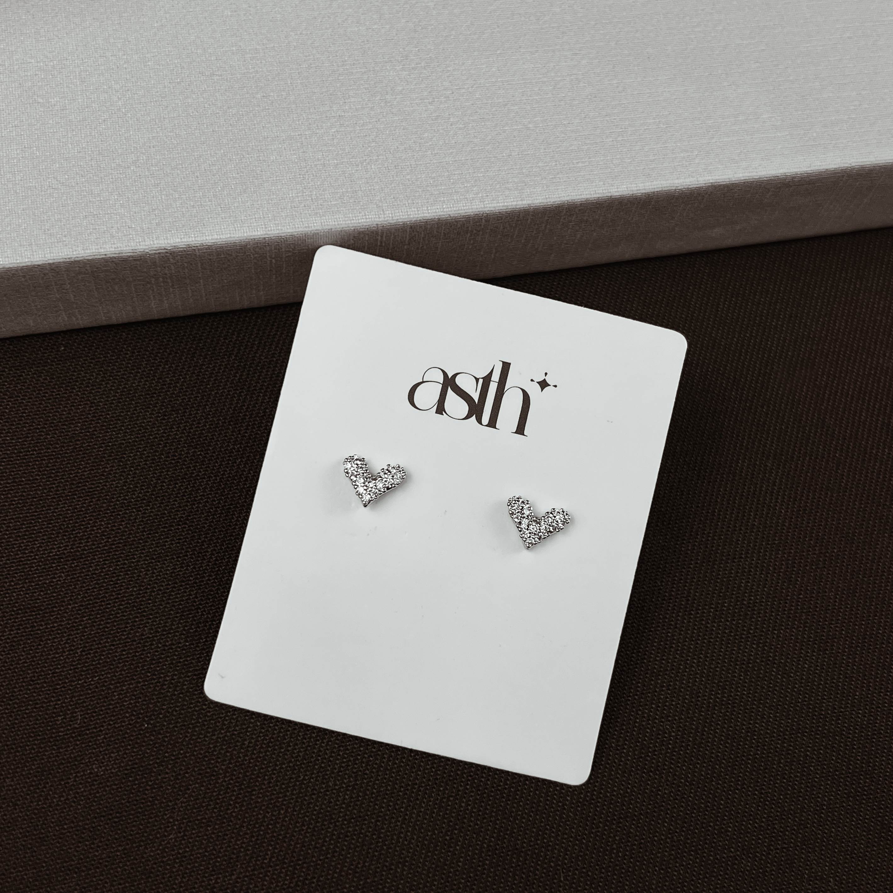 Brinco coração cheio cravejado 8mm