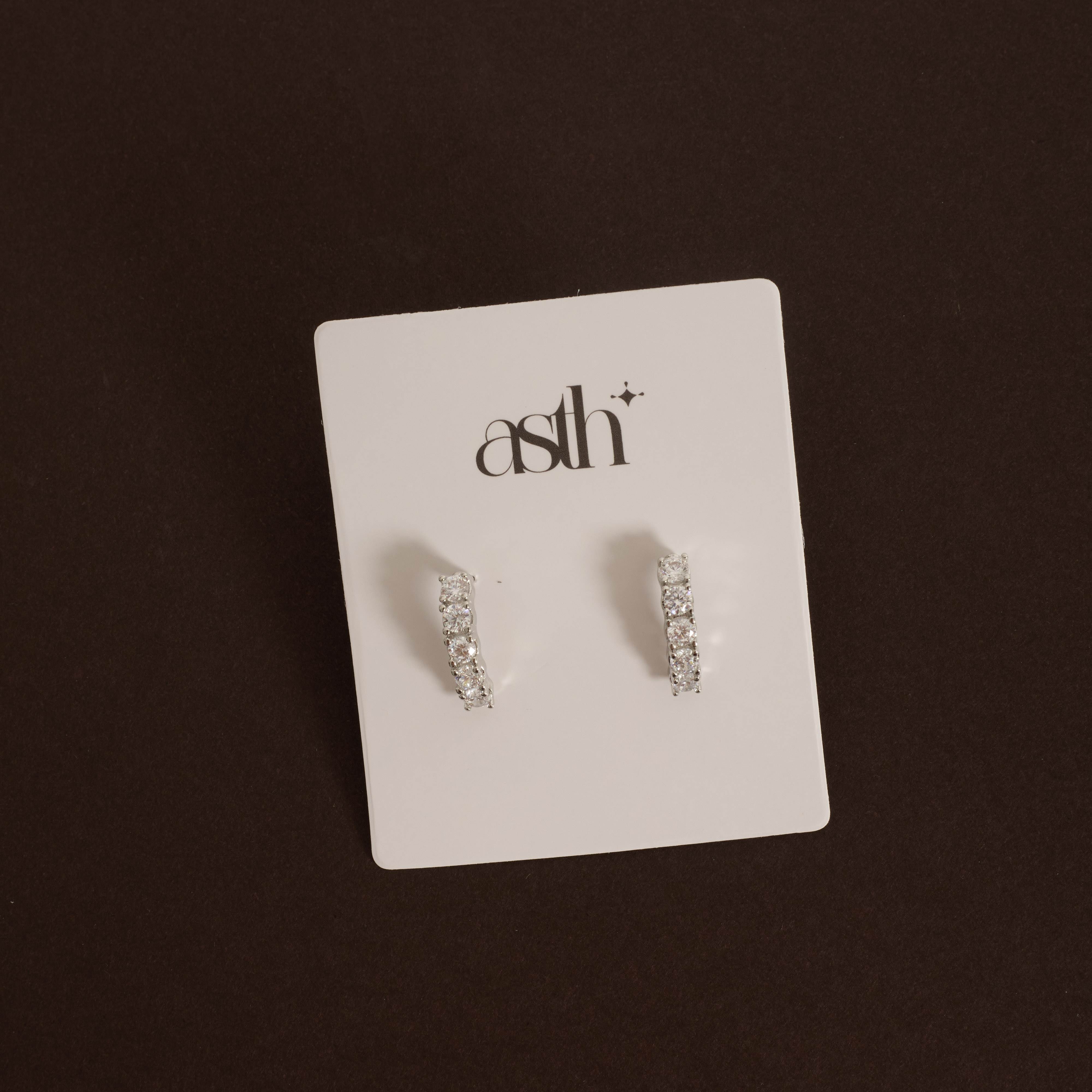 Brinco meia argola cravejada 15mm tarraxa