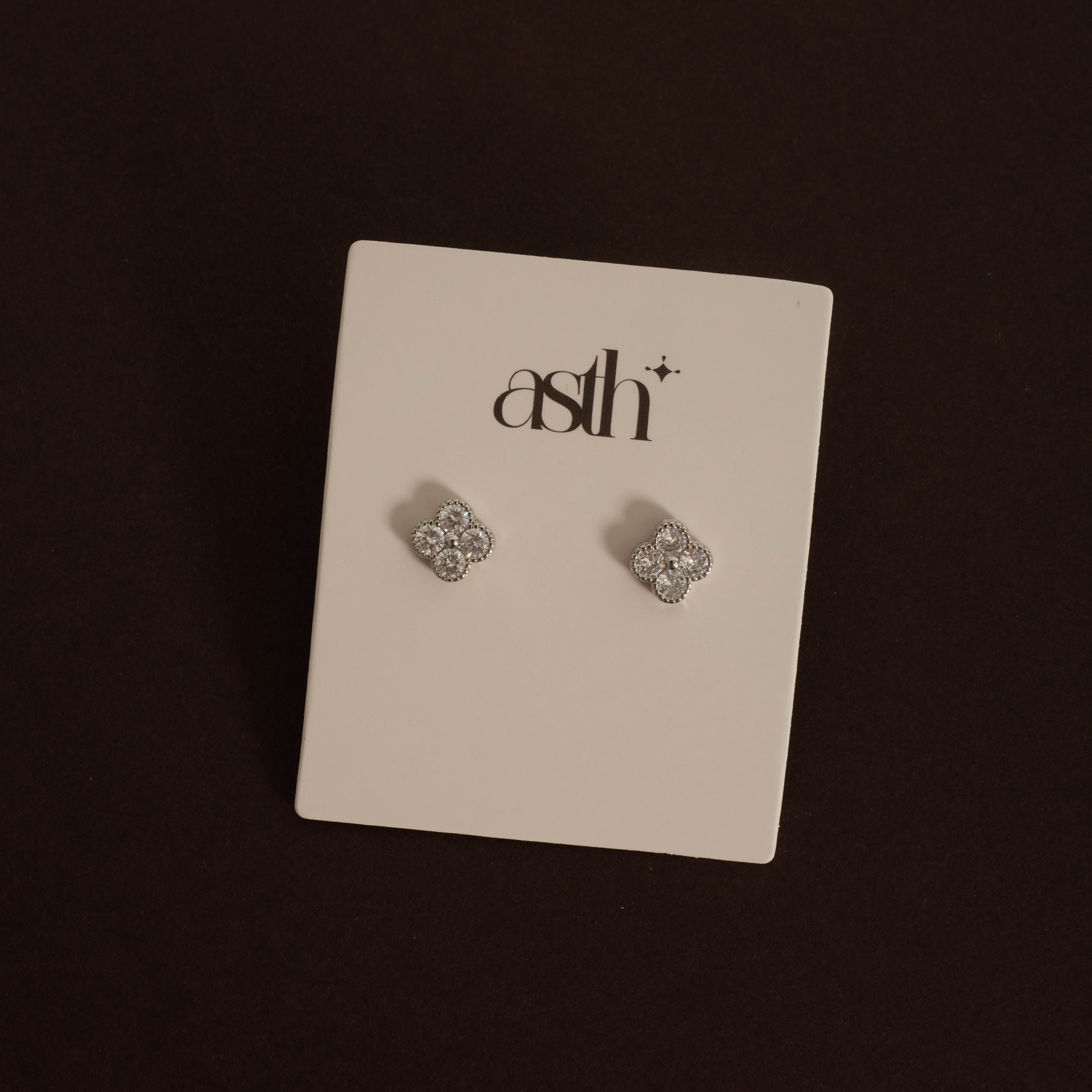 Brinco trevo cravejado 8mm