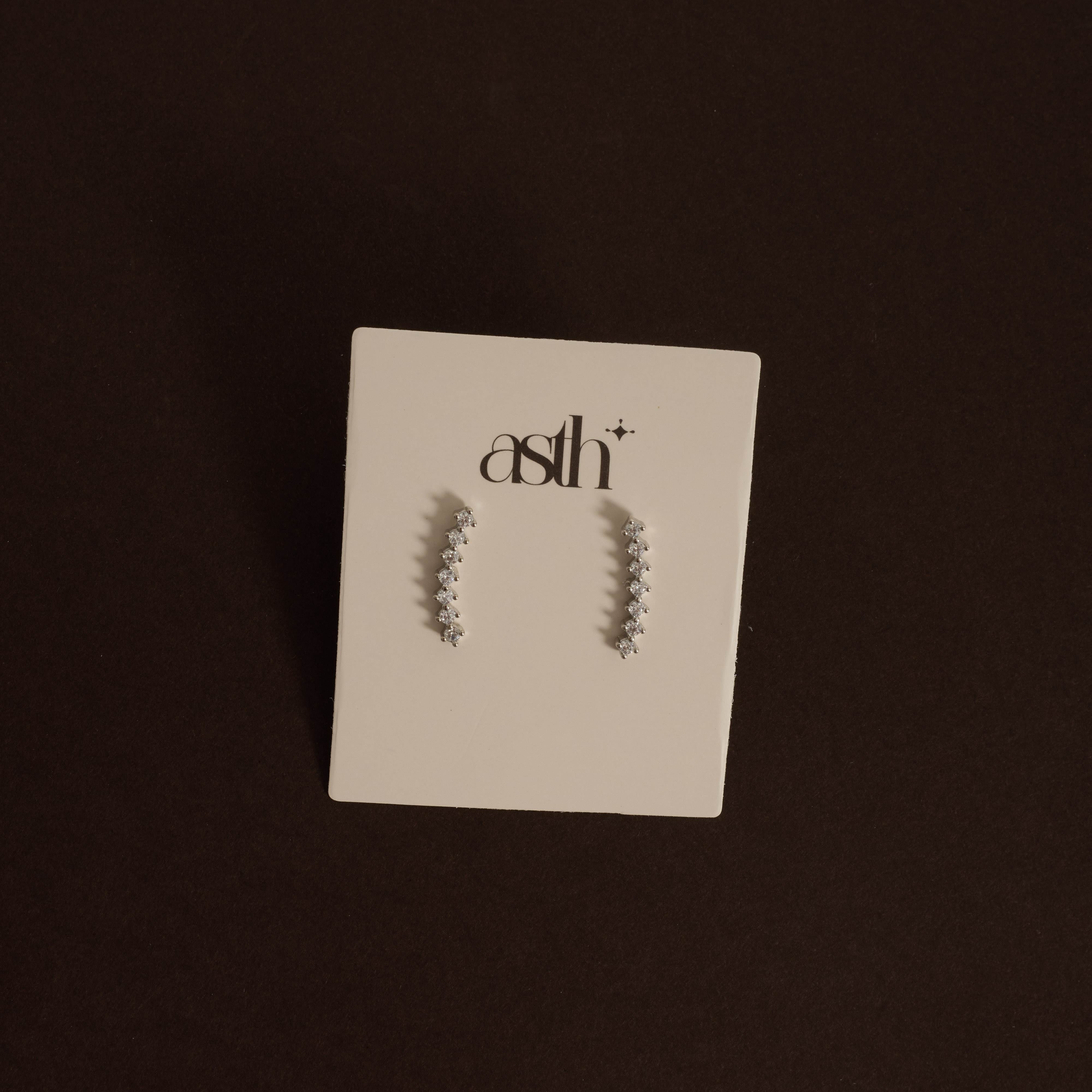 Brinco curva cravejada 18mm