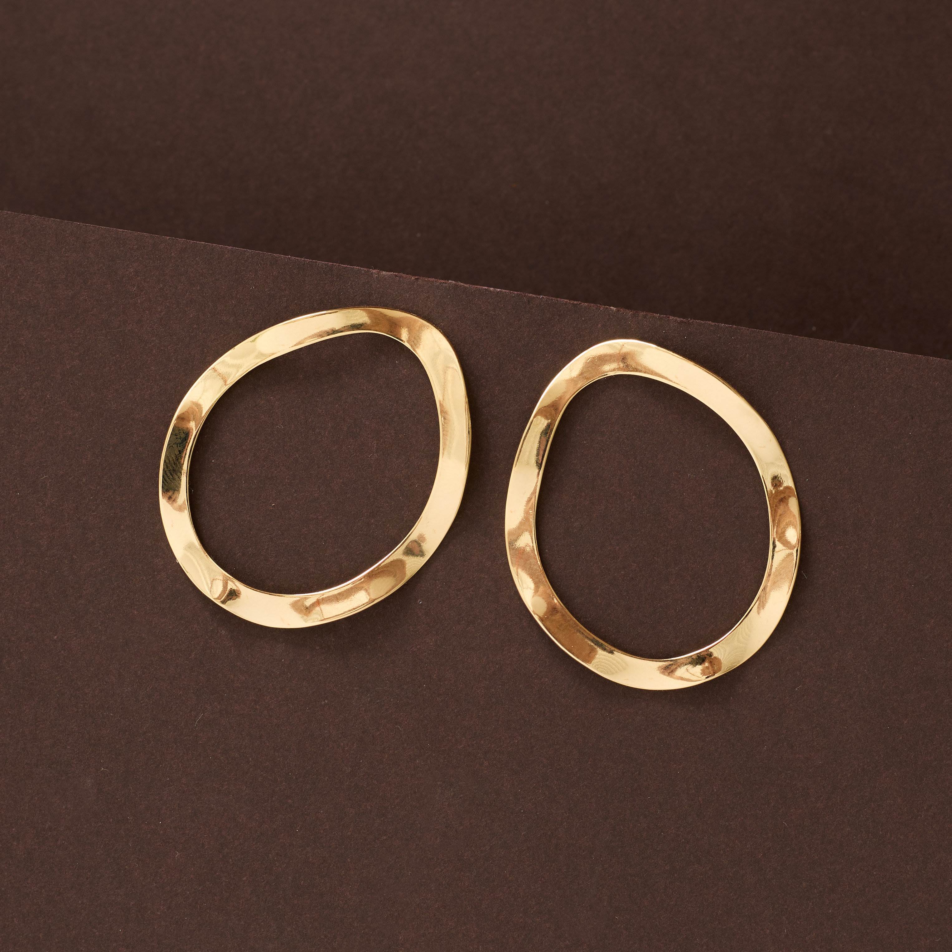 Brinco oval vazado ondulado 40mm