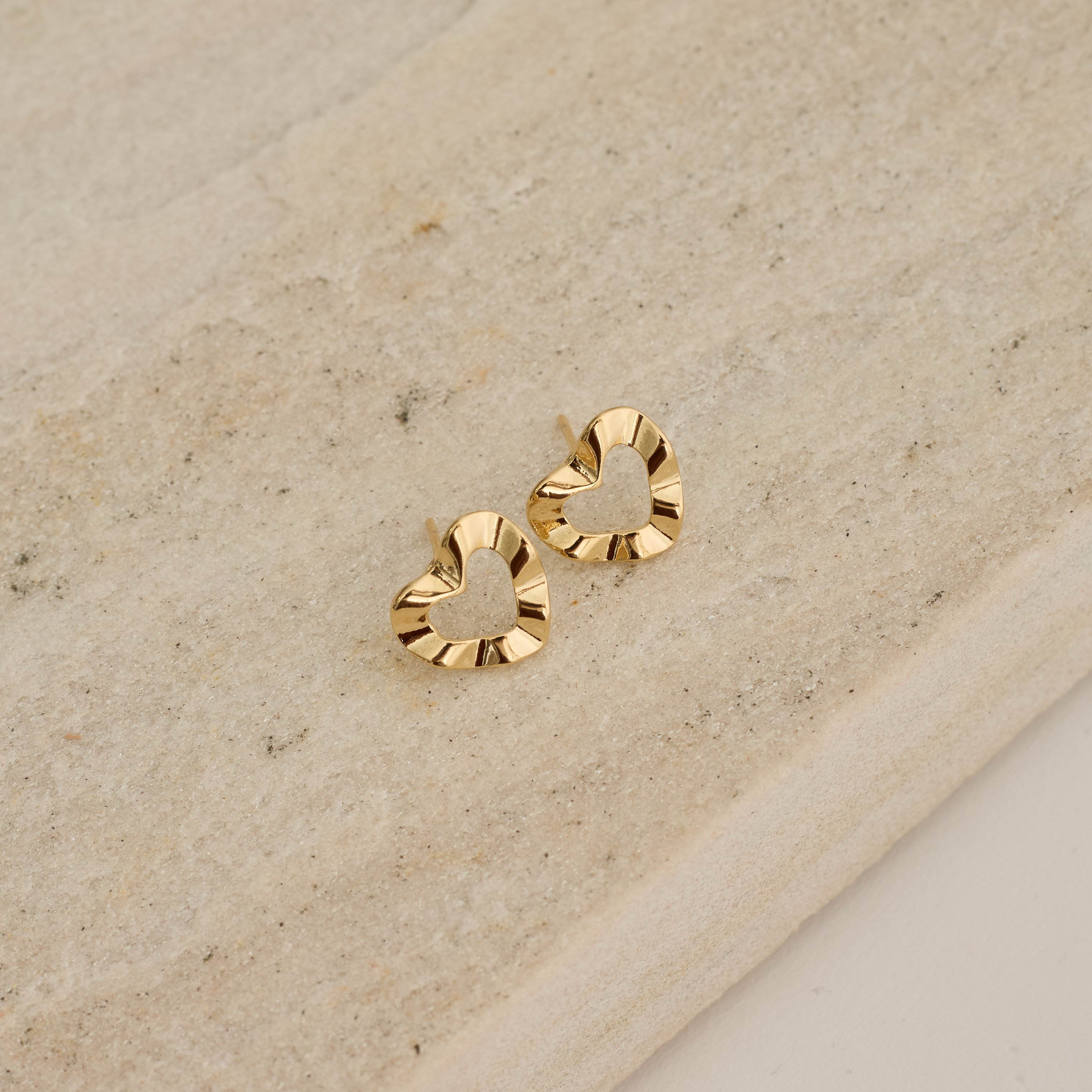 Brinco coração vazado ondulado 12mm