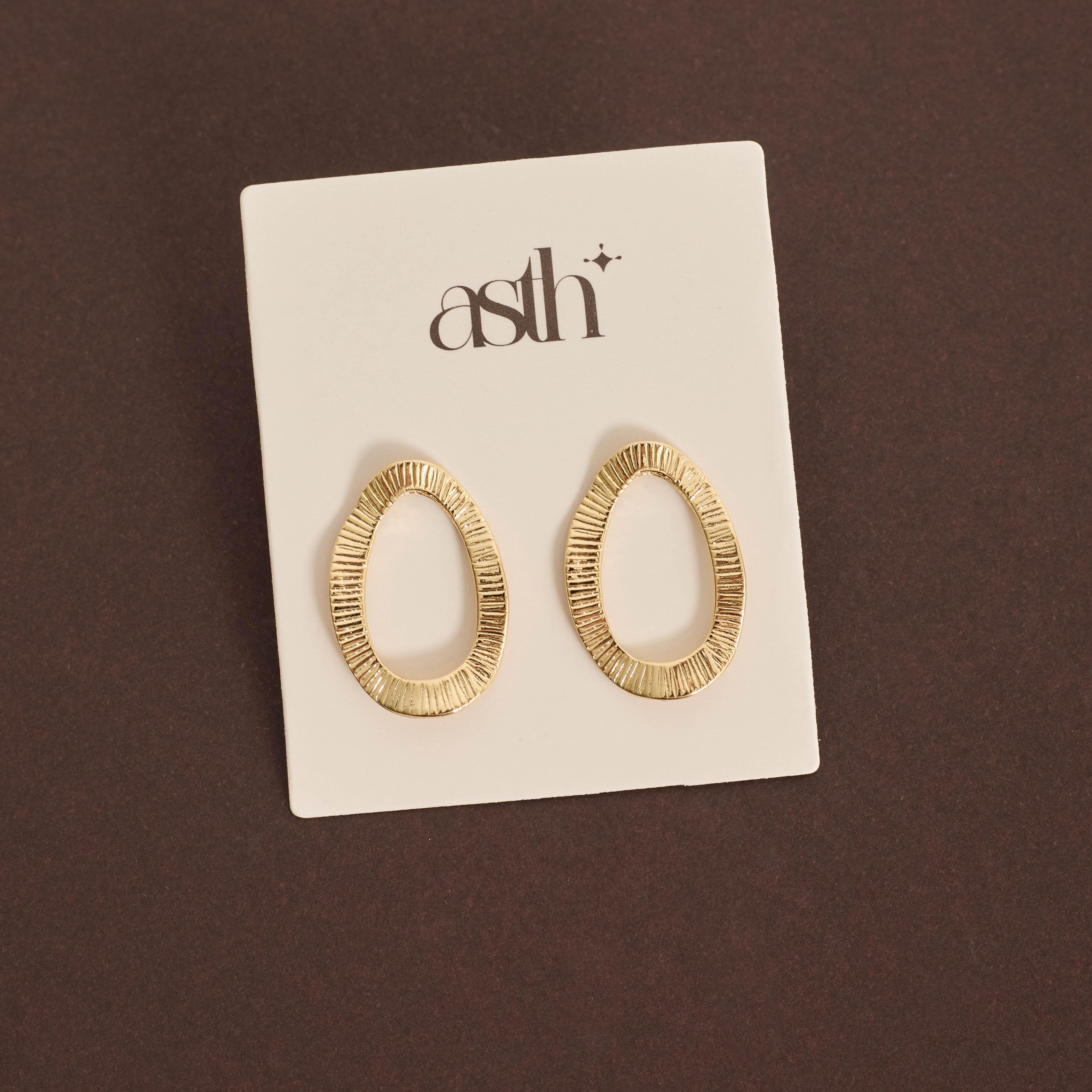 Brinco oval vazado riscado ondulado 24mm